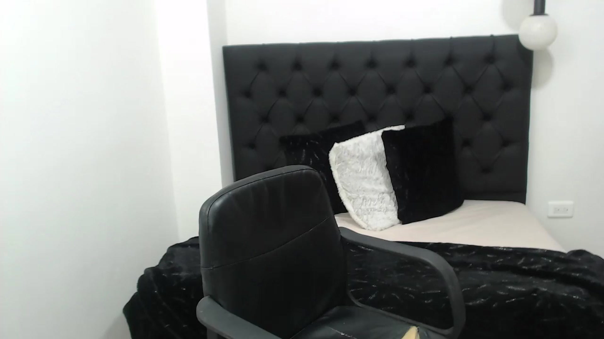 Gallery image thumbnail from CamilleDucan's myfreecams stream on, 09/13/2024, 15:29 image 12 of 20