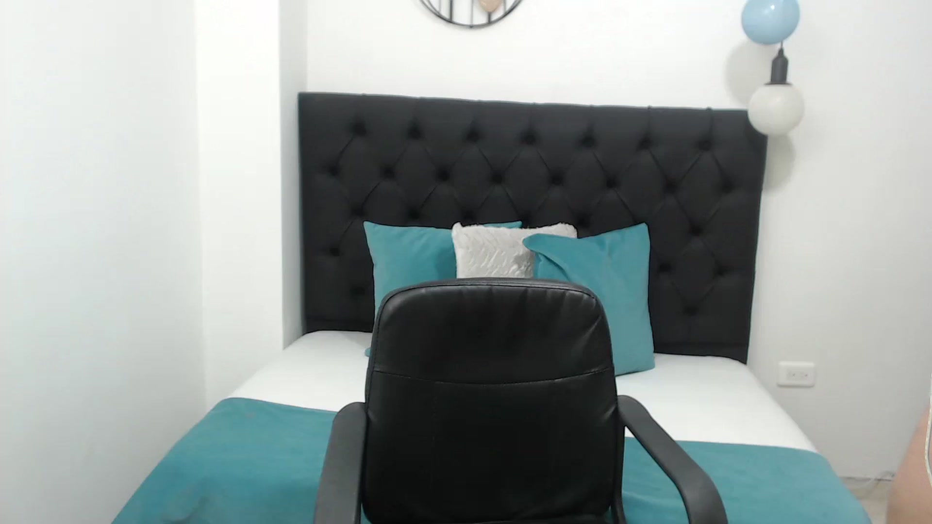 Gallery image thumbnail from CamilleDucan's myfreecams stream on, 10/02/2024, 15:35 image 17 of 20