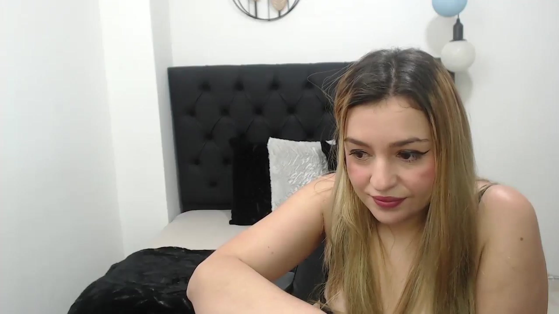 Gallery image thumbnail from CamilleDucan's myfreecams stream on, 10/07/2024, 15:18 image 18 of 20