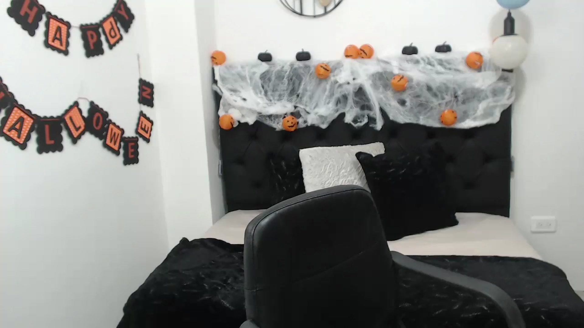 Gallery image thumbnail from CamilleDucan's myfreecams stream on, 10/23/2024, 15:28 image 17 of 20