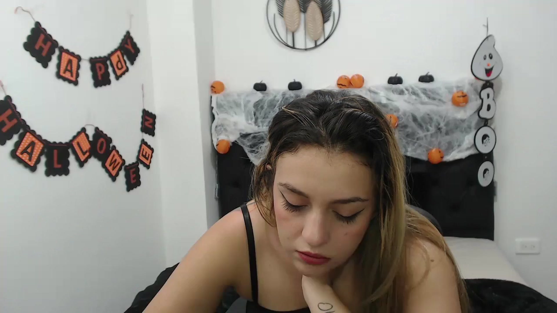Gallery image thumbnail from CamilleDucan's myfreecams stream on, 10/30/2024, 18:21 image 9 of 20