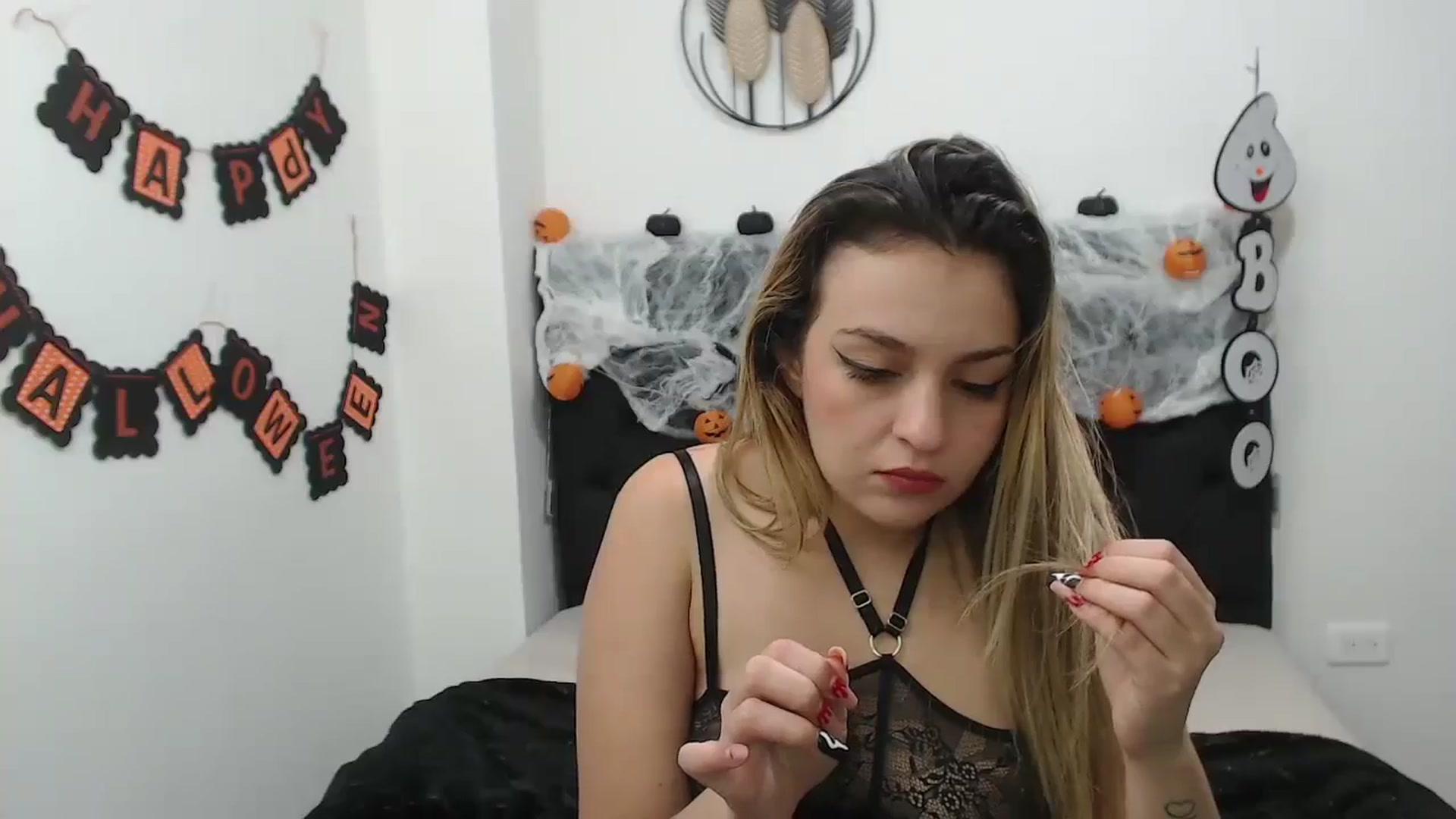 Gallery image thumbnail from CamilleDucan's myfreecams stream on, 10/30/2024, 18:21 image 16 of 20