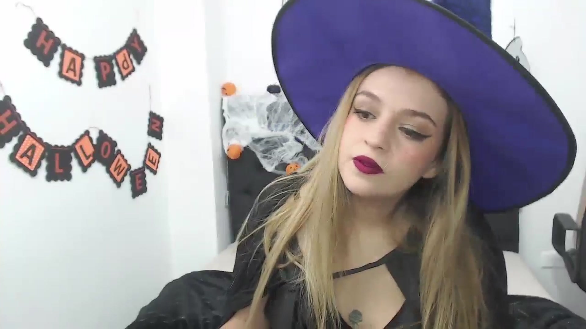 Gallery image thumbnail from CamilleDucan's myfreecams stream on, 10/31/2024, 13:28 image 4 of 20