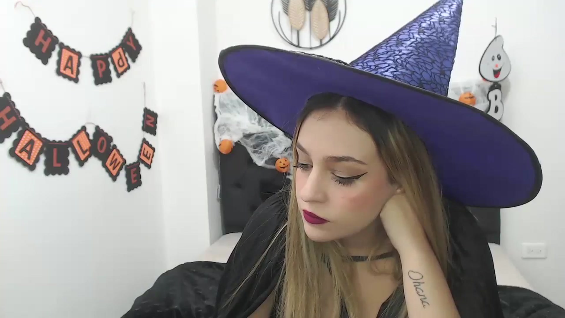 Gallery image thumbnail from CamilleDucan's myfreecams stream on, 10/31/2024, 13:28 image 9 of 20