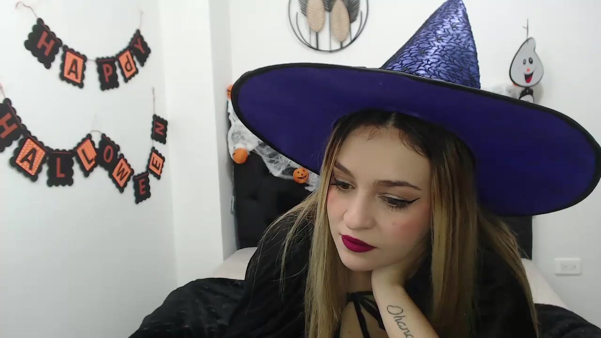Gallery image thumbnail from CamilleDucan's myfreecams stream on, 10/31/2024, 13:28 image 16 of 20