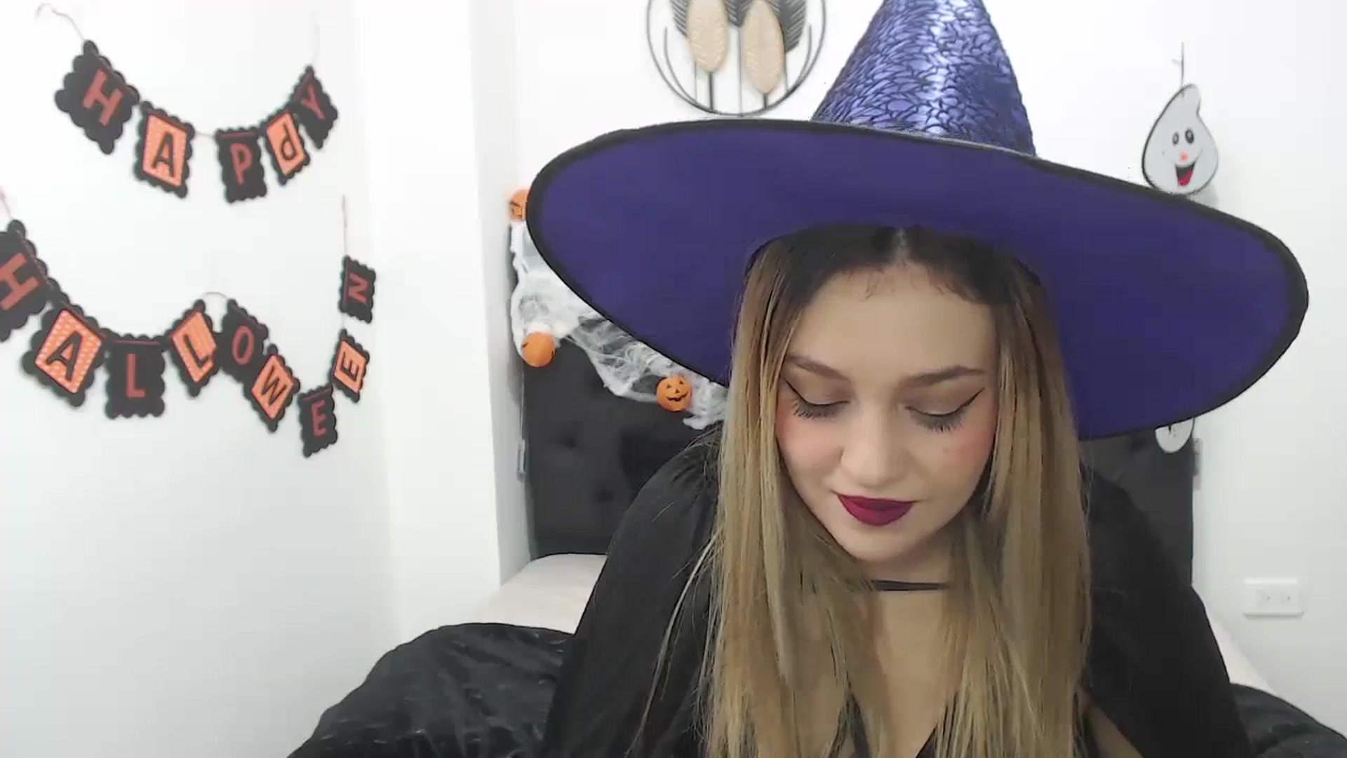 Gallery image thumbnail from CamilleDucan's myfreecams stream on, 10/31/2024, 13:28 image 10 of 20