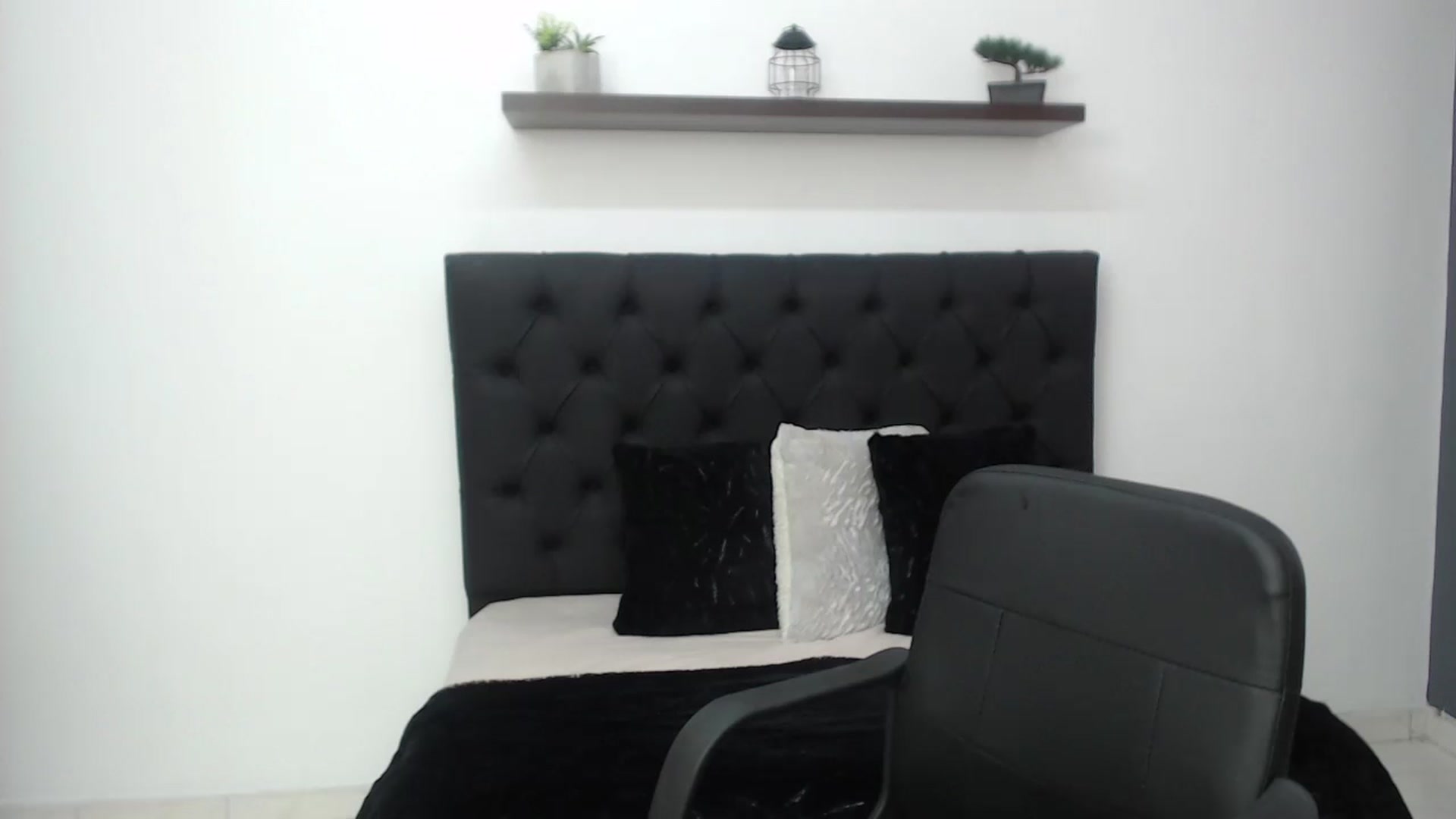 Gallery image thumbnail from CamilleDucan's myfreecams stream on, 11/13/2024, 13:24 image 6 of 20