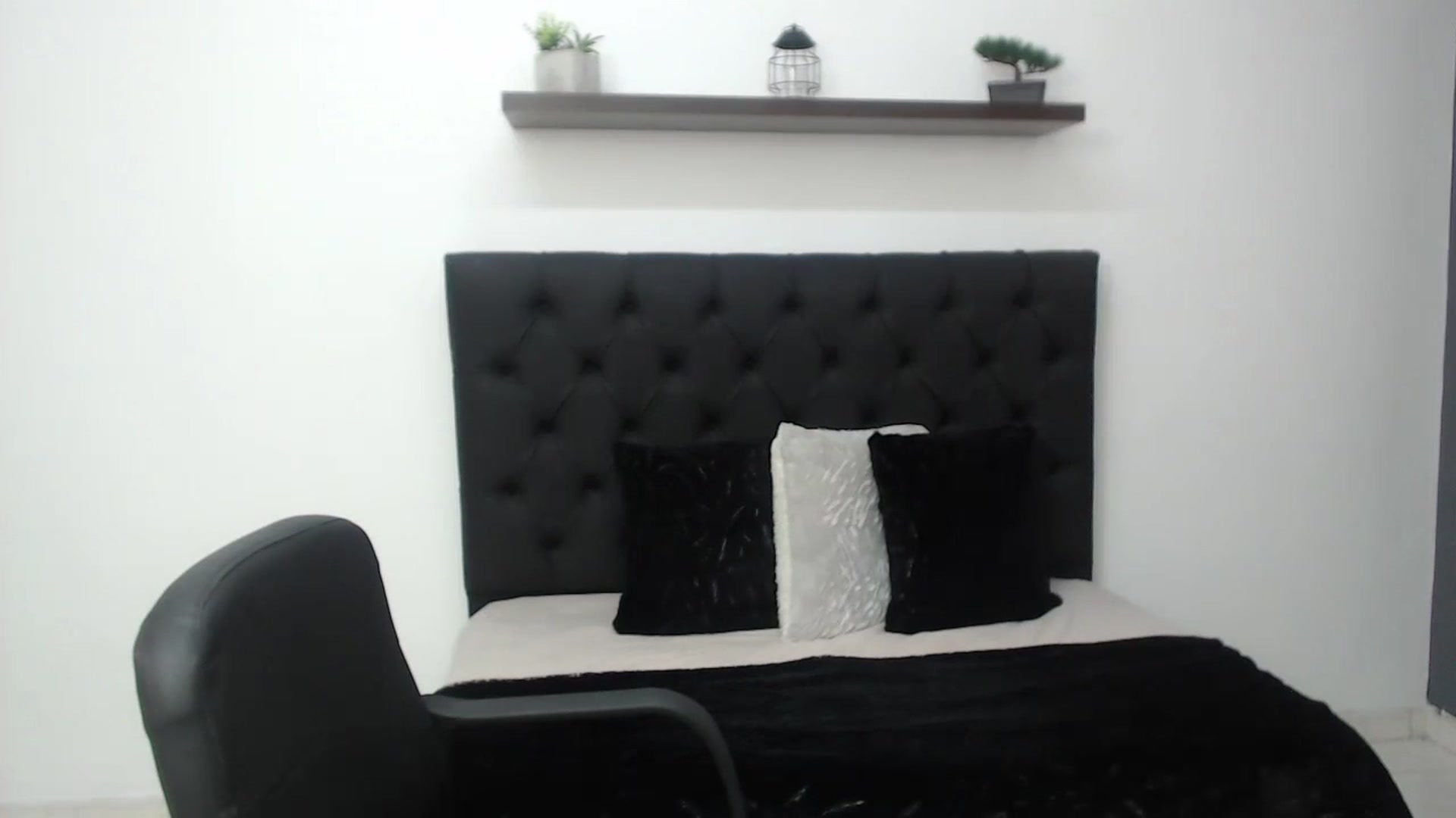 Gallery image thumbnail from CamilleDucan's myfreecams stream on, 11/13/2024, 13:24 image 20 of 20