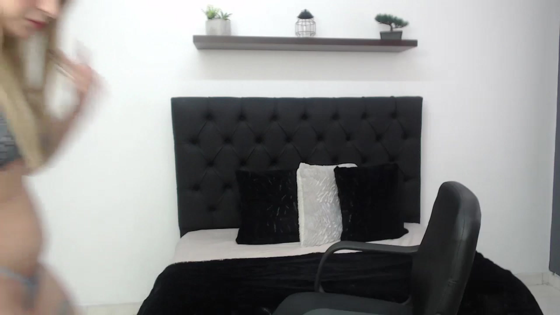 Gallery image thumbnail from CamilleDucan's myfreecams stream on, 11/13/2024, 15:10 image 19 of 20
