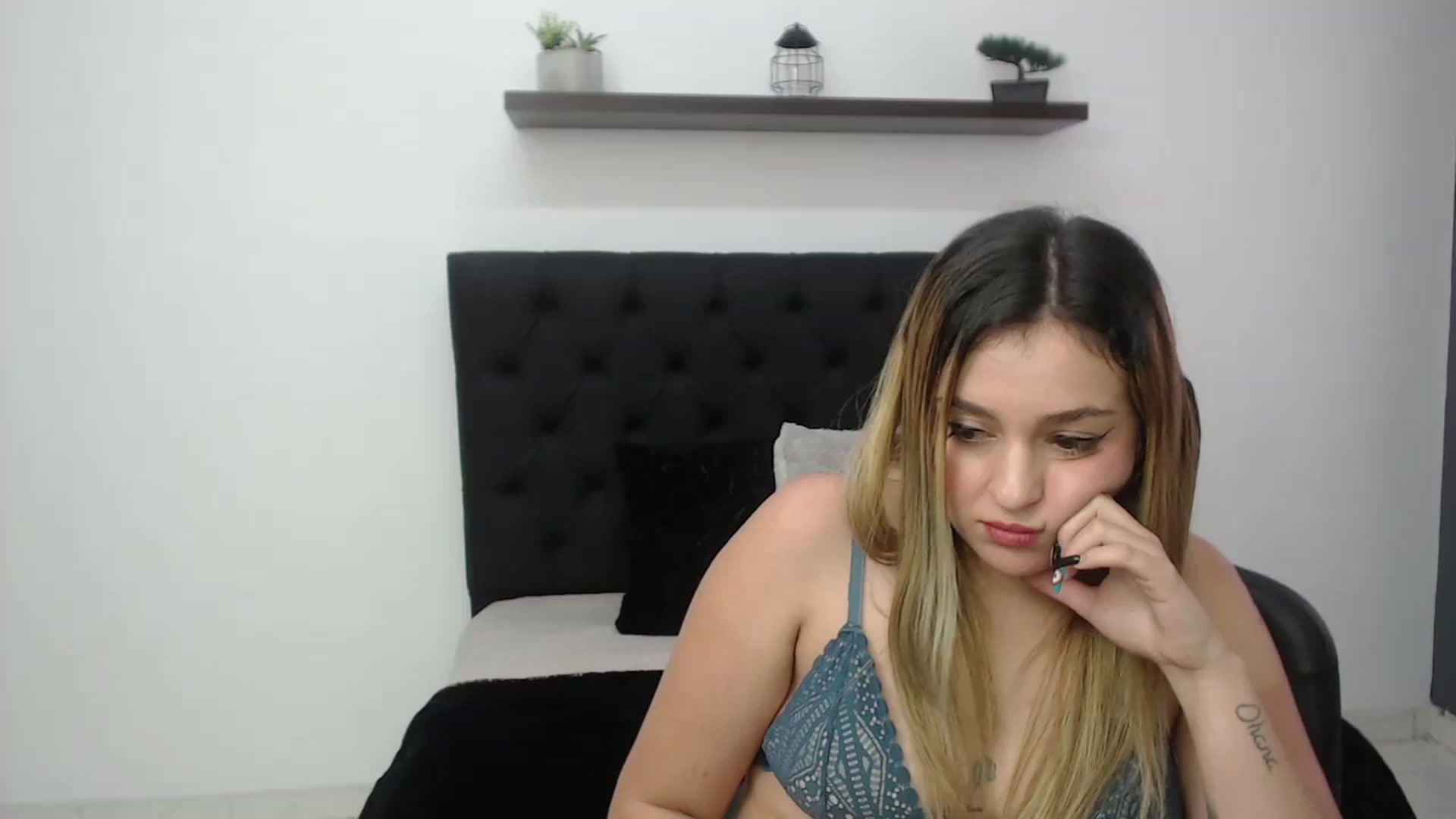 Gallery image thumbnail from CamilleDucan's myfreecams stream on, 11/13/2024, 17:33 image 15 of 20