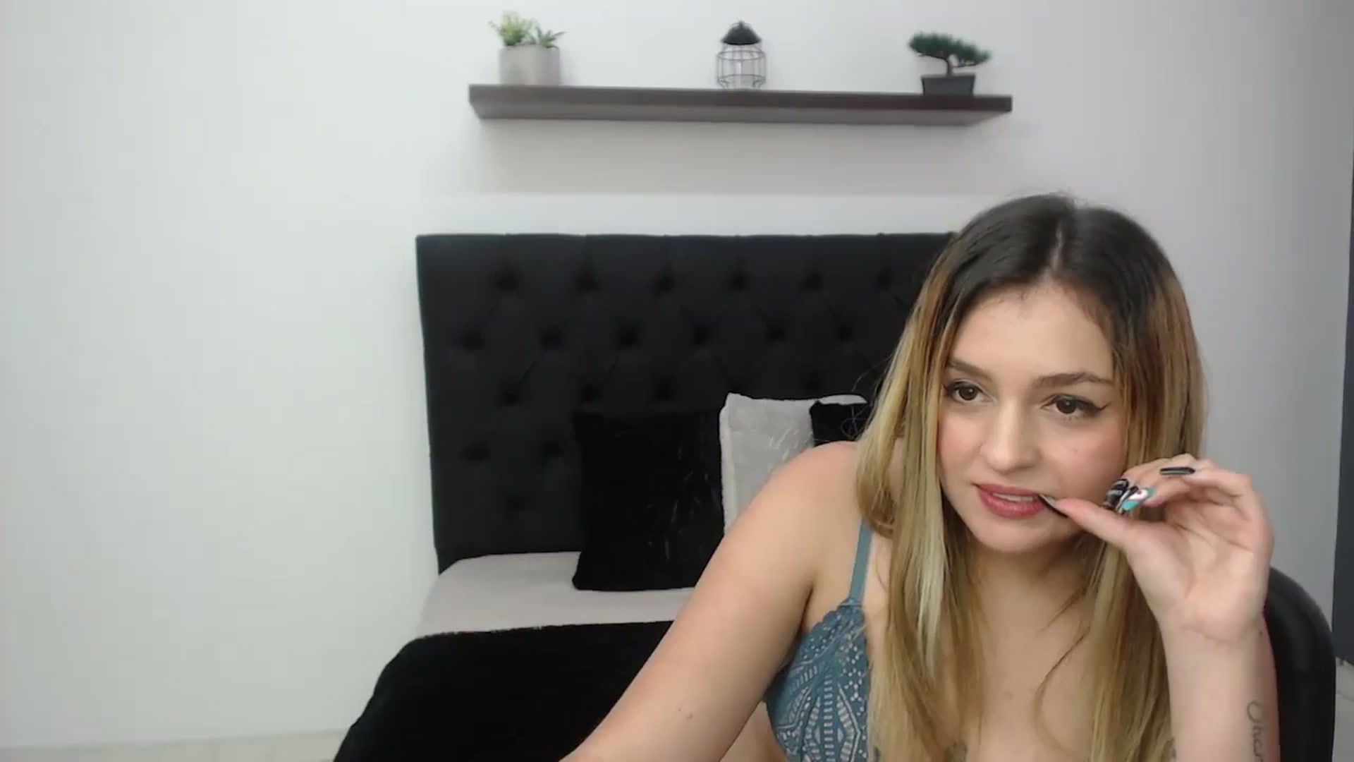 Gallery image thumbnail from CamilleDucan's myfreecams stream on, 11/13/2024, 17:33 image 14 of 20