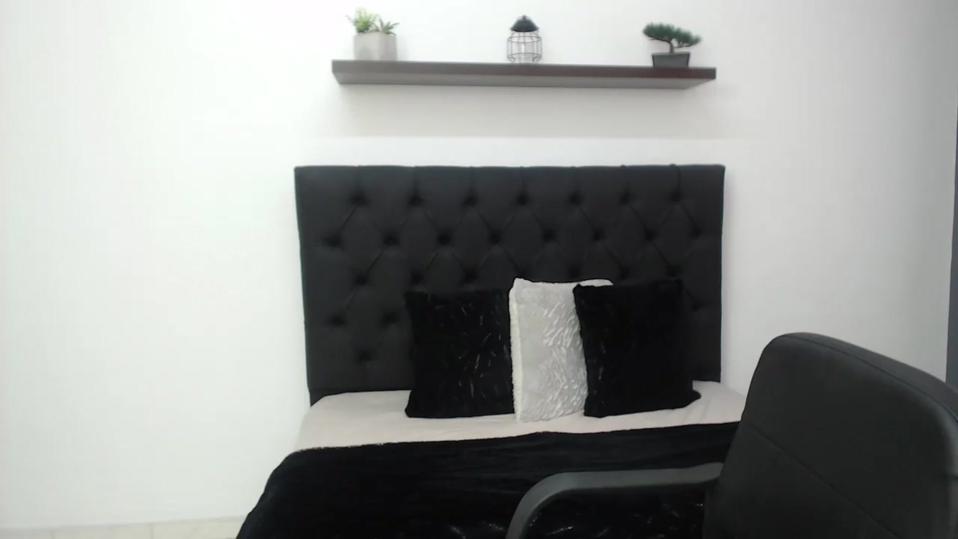 Gallery image thumbnail from CamilleDucan's myfreecams stream on, 11/13/2024, 18:51 image 4 of 20