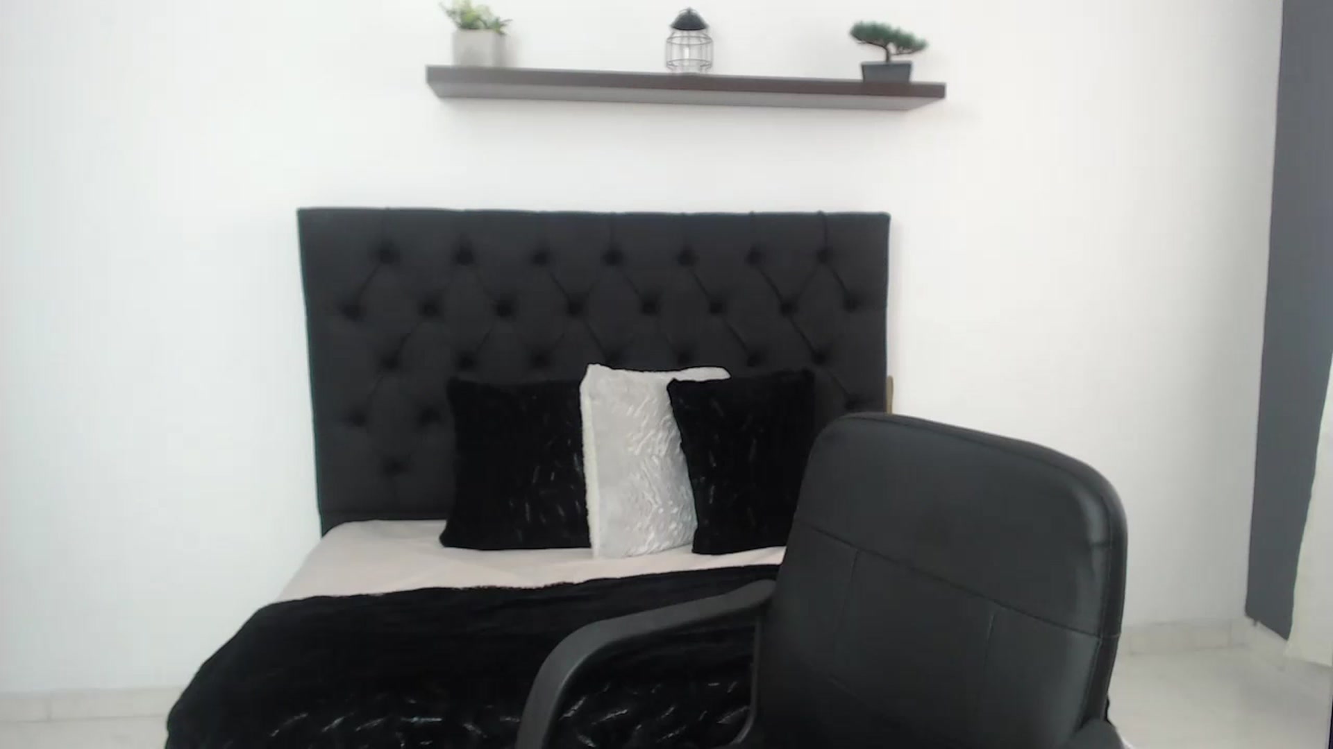 Gallery image thumbnail from CamilleDucan's myfreecams stream on, 11/14/2024, 14:00 image 19 of 20