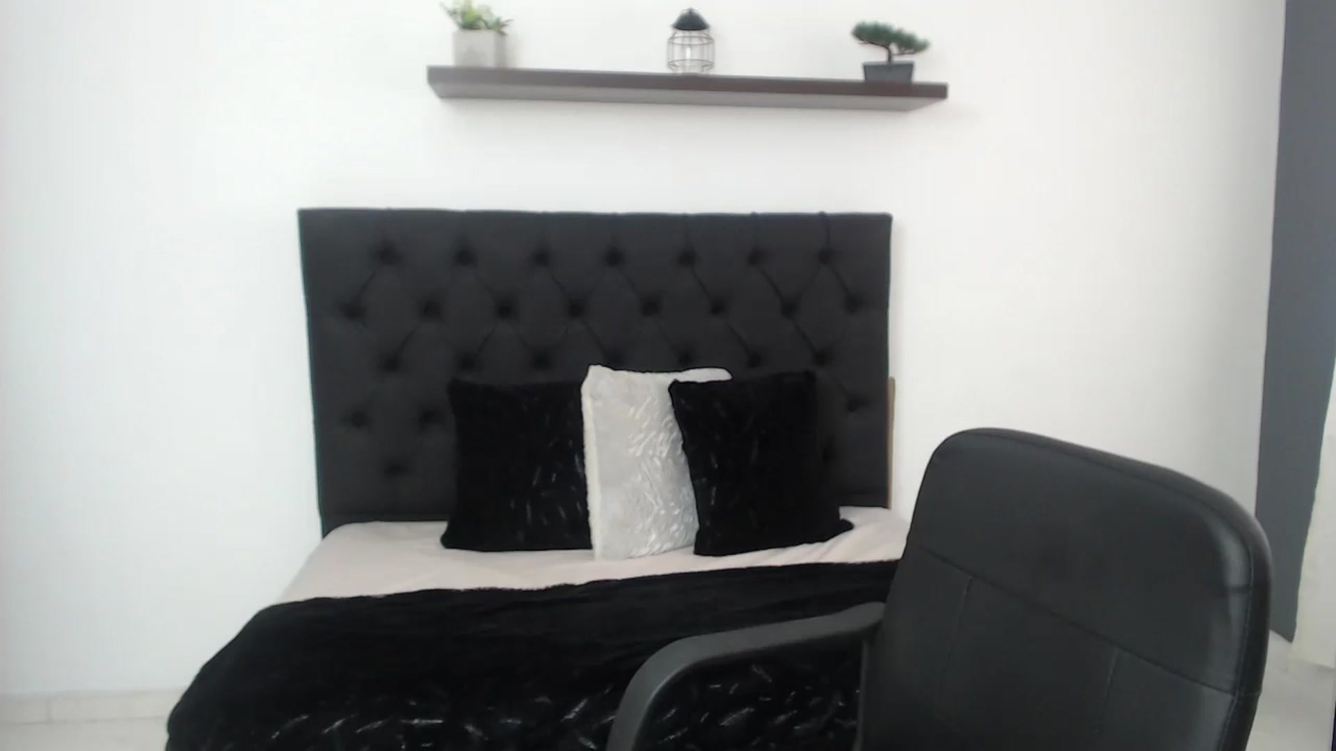 Gallery image thumbnail from CamilleDucan's myfreecams stream on, 11/14/2024, 14:00 image 17 of 20