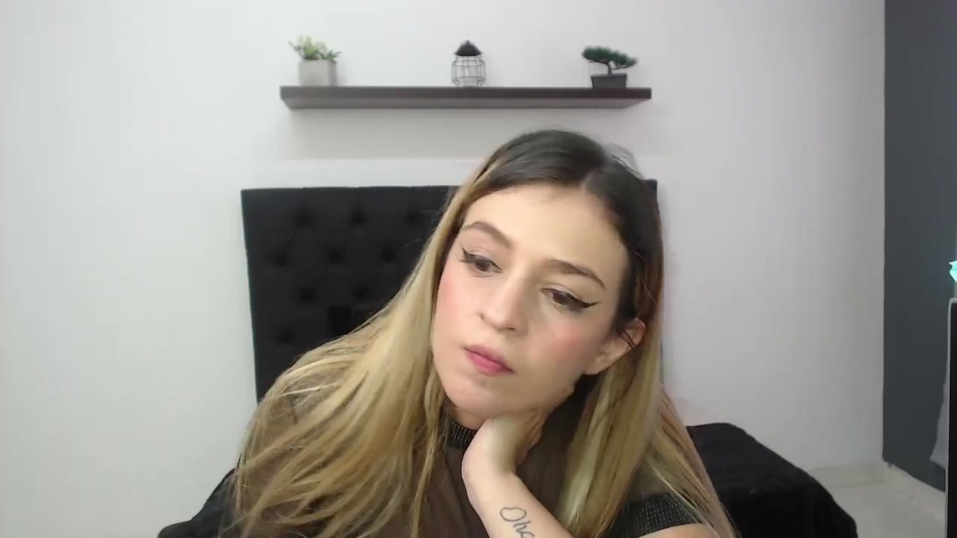 Gallery image thumbnail from CamilleDucan's myfreecams stream on, 11/15/2024, 15:21 image 16 of 20
