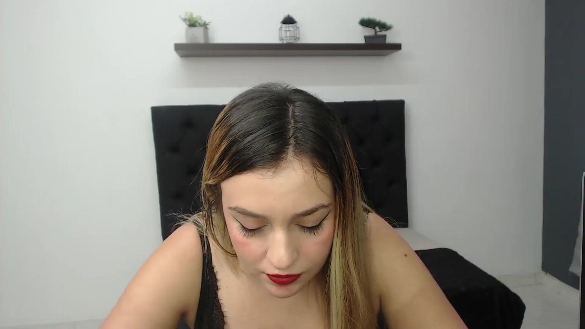 Gallery image thumbnail from CamilleDucan's myfreecams stream on, 11/16/2024, 16:40 image 11 of 20