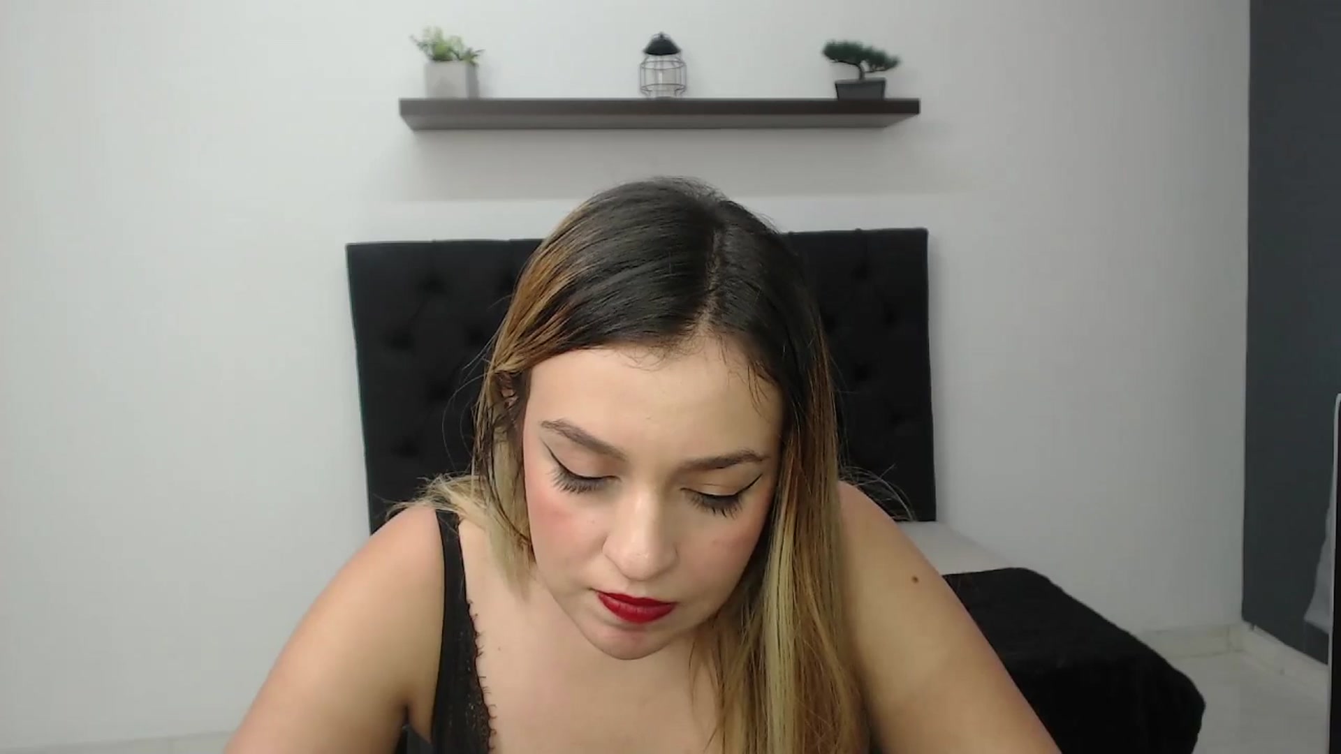 Gallery image thumbnail from CamilleDucan's myfreecams stream on, 11/16/2024, 16:40 image 10 of 20