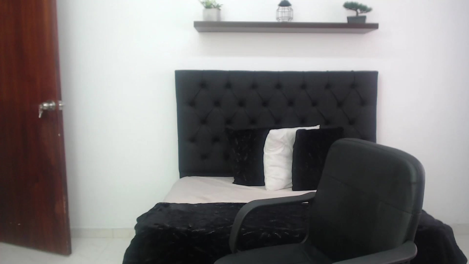 Gallery image thumbnail from CamilleDucan's myfreecams stream on, 11/26/2024, 13:56 image 15 of 20