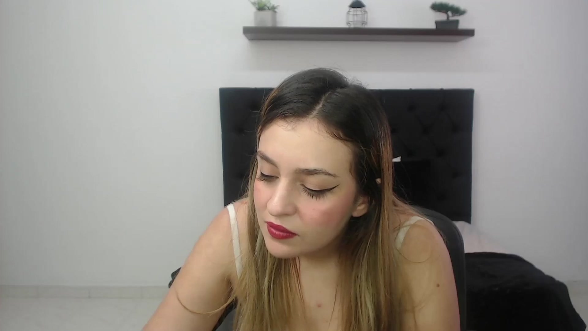 Gallery image thumbnail from CamilleDucan's myfreecams stream on, 11/26/2024, 15:27 image 12 of 20