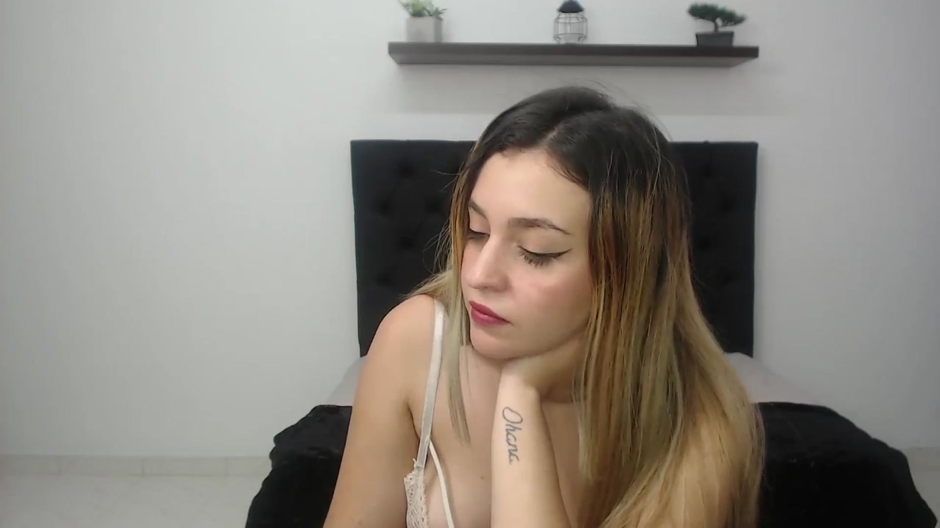 Gallery image thumbnail from CamilleDucan's myfreecams stream on, 11/26/2024, 16:30 image 14 of 20