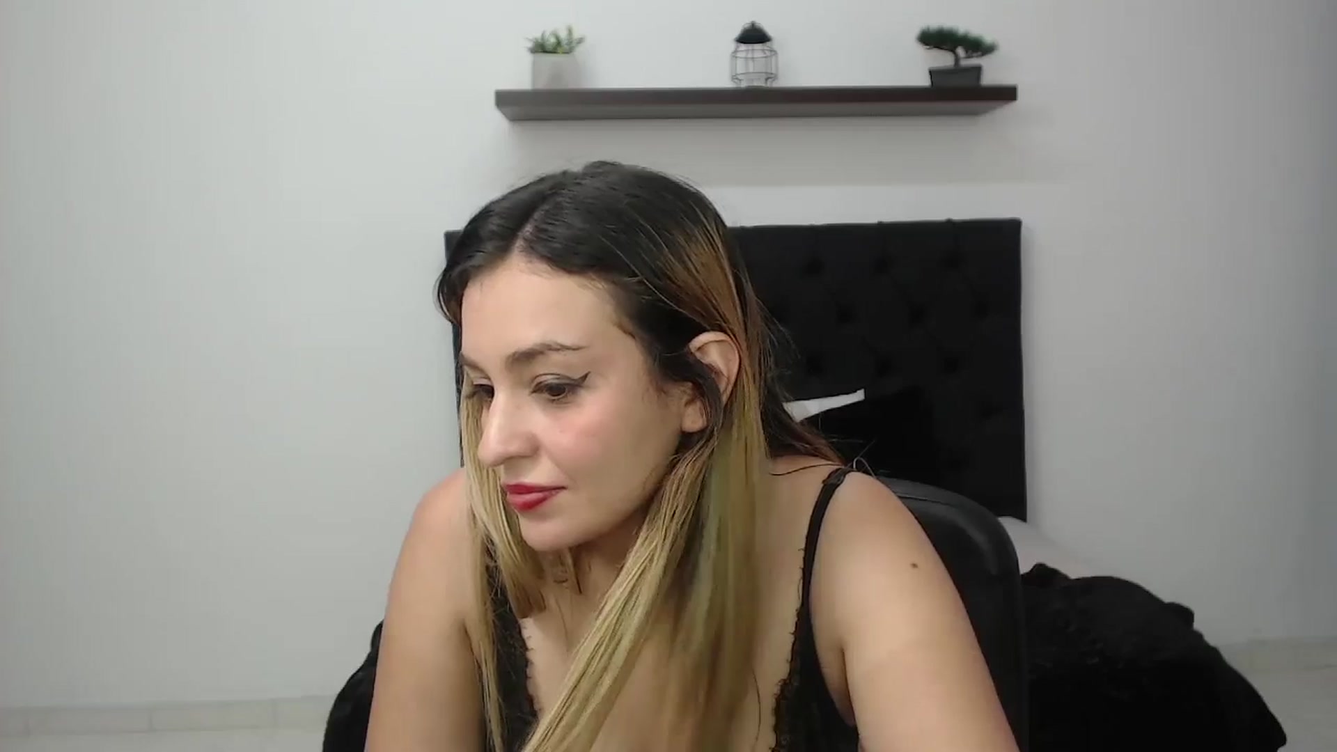 Gallery image thumbnail from CamilleDucan's myfreecams stream on, 11/28/2024, 18:44 image 14 of 20