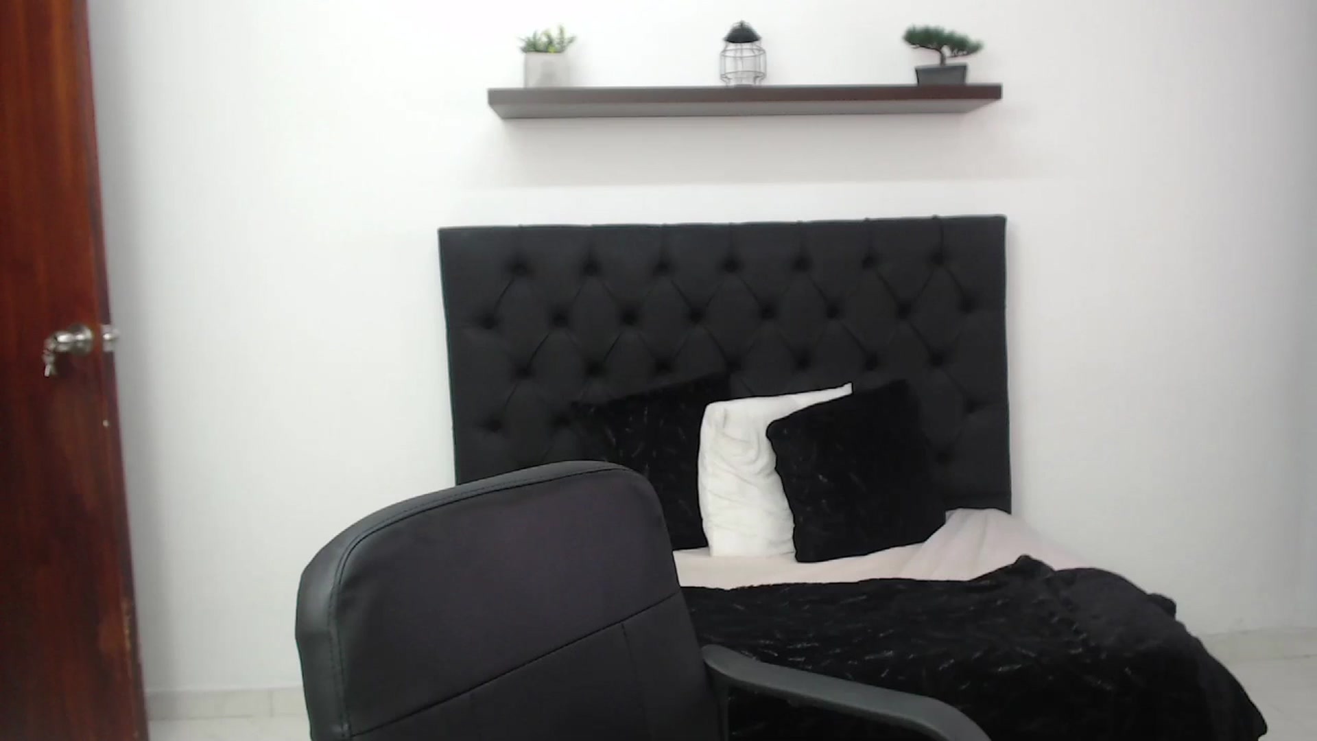 Gallery image thumbnail from CamilleDucan's myfreecams stream on, 11/28/2024, 18:44 image 9 of 20