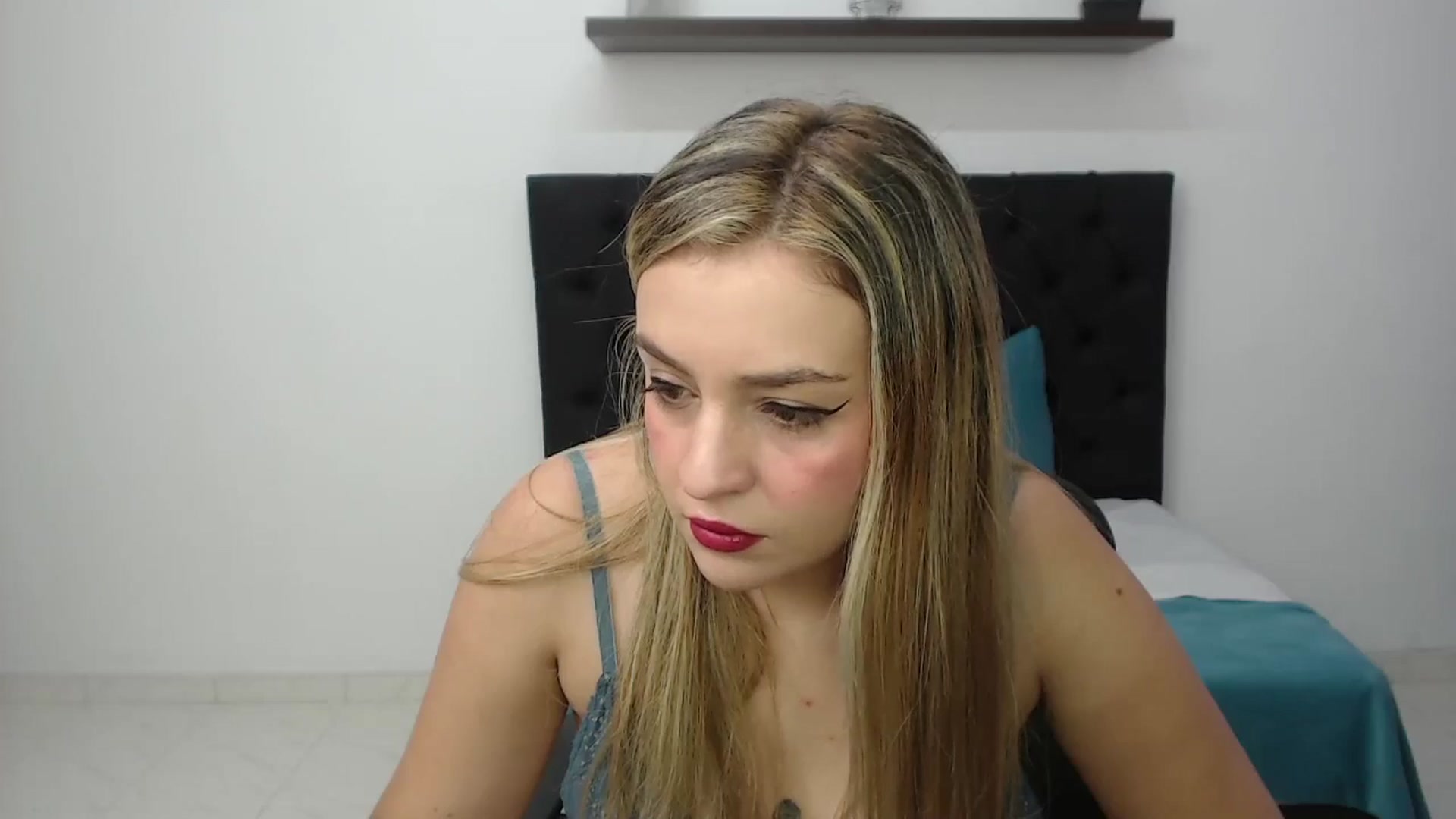 Gallery image thumbnail from CamilleDucan's myfreecams stream on, 12/06/2024, 14:21 image 6 of 20