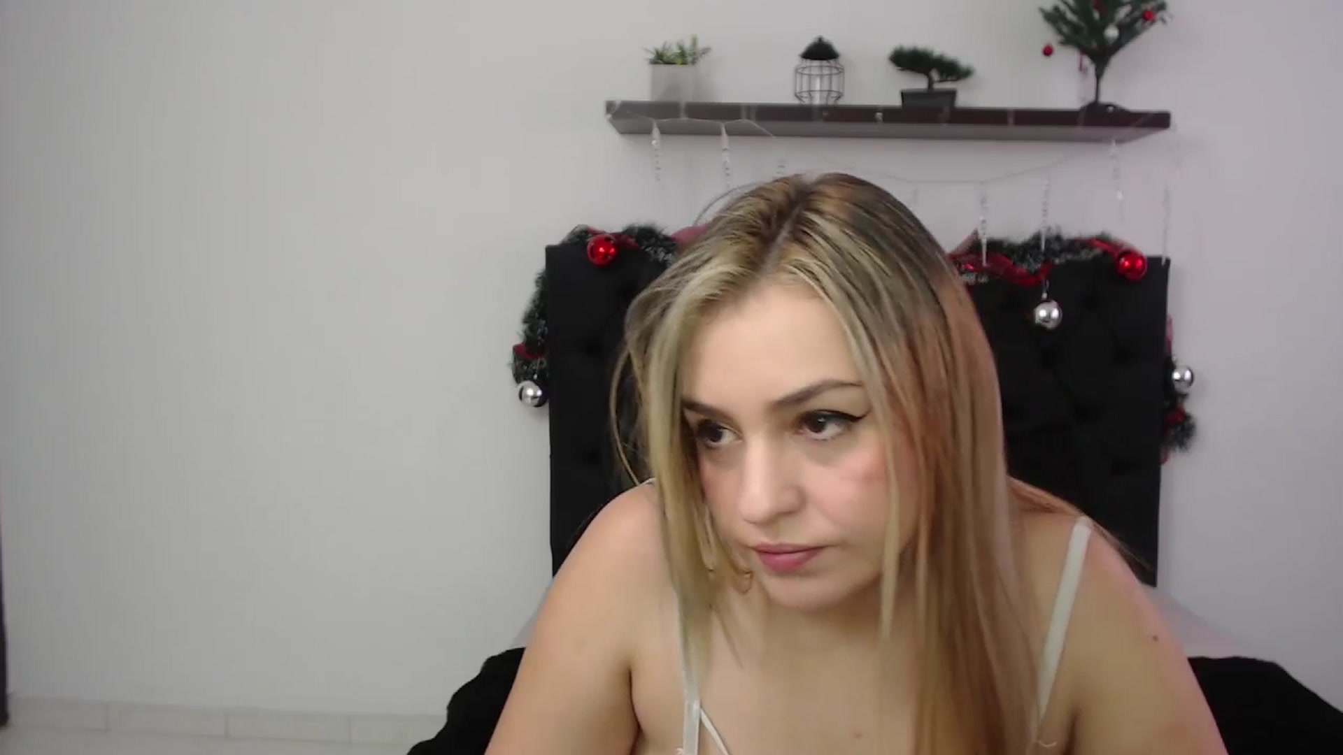 Gallery image thumbnail from CamilleDucan's myfreecams stream on, 12/11/2024, 13:43 image 12 of 20