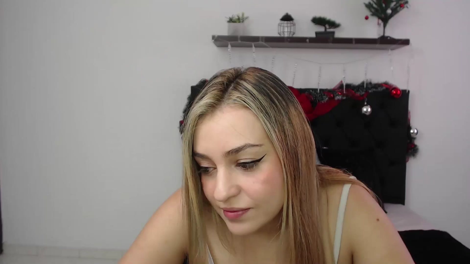 Gallery image thumbnail from CamilleDucan's myfreecams stream on, 12/11/2024, 13:43 image 15 of 20