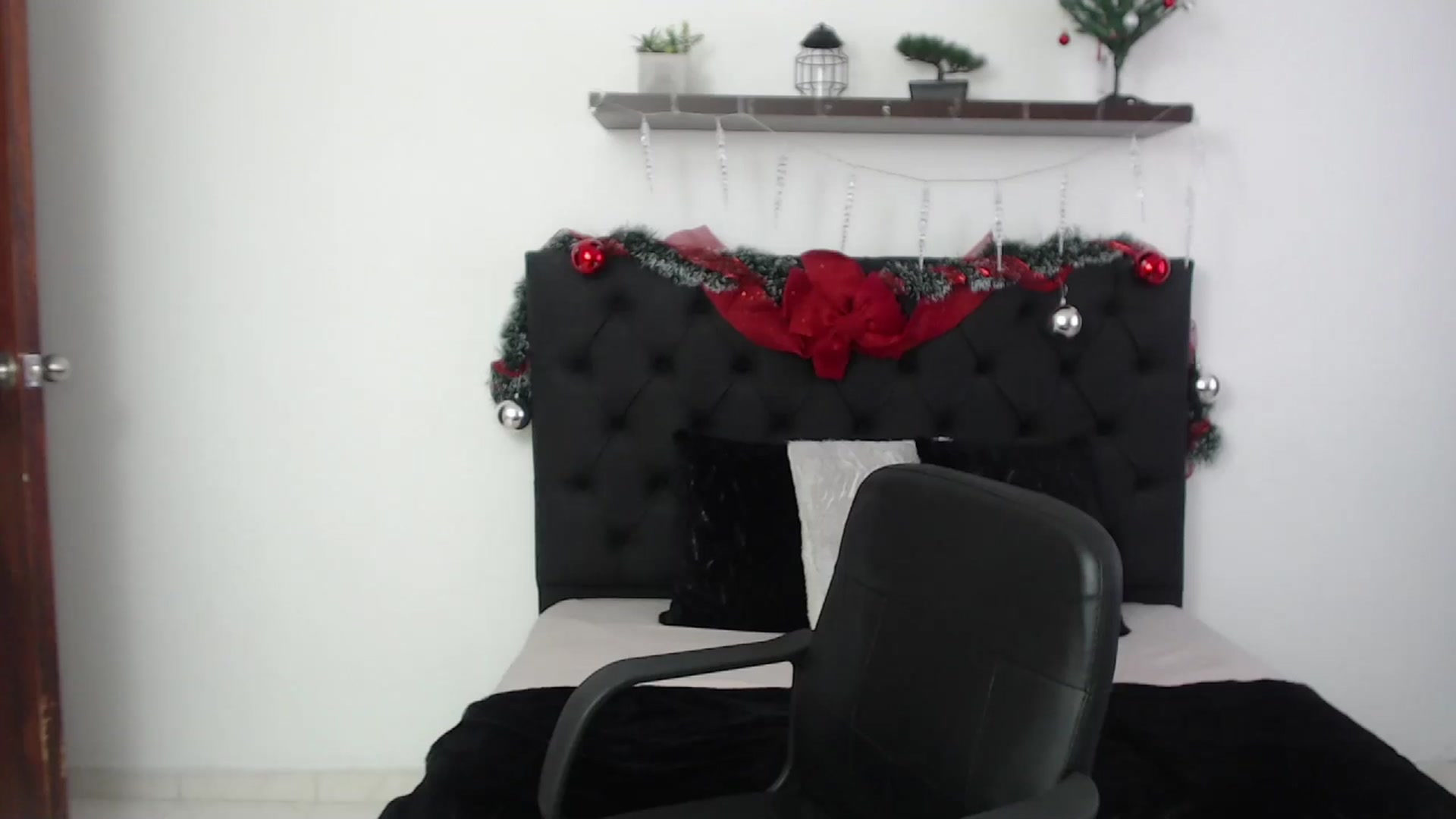 Gallery image thumbnail from CamilleDucan's myfreecams stream on, 12/11/2024, 16:07 image 13 of 20