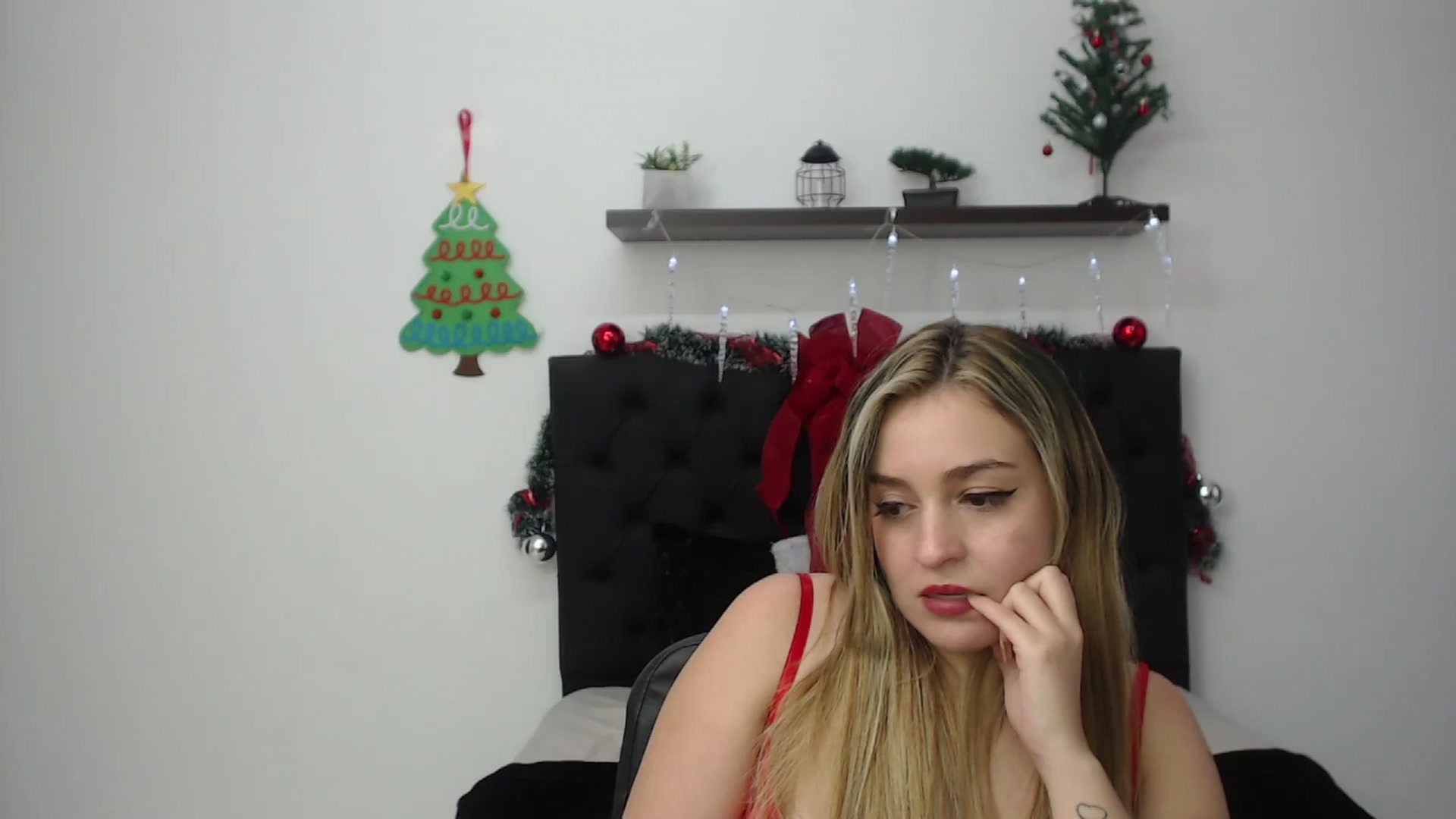 Gallery image thumbnail from CamilleDucan's myfreecams stream on, 12/23/2024, 18:34 image 12 of 20