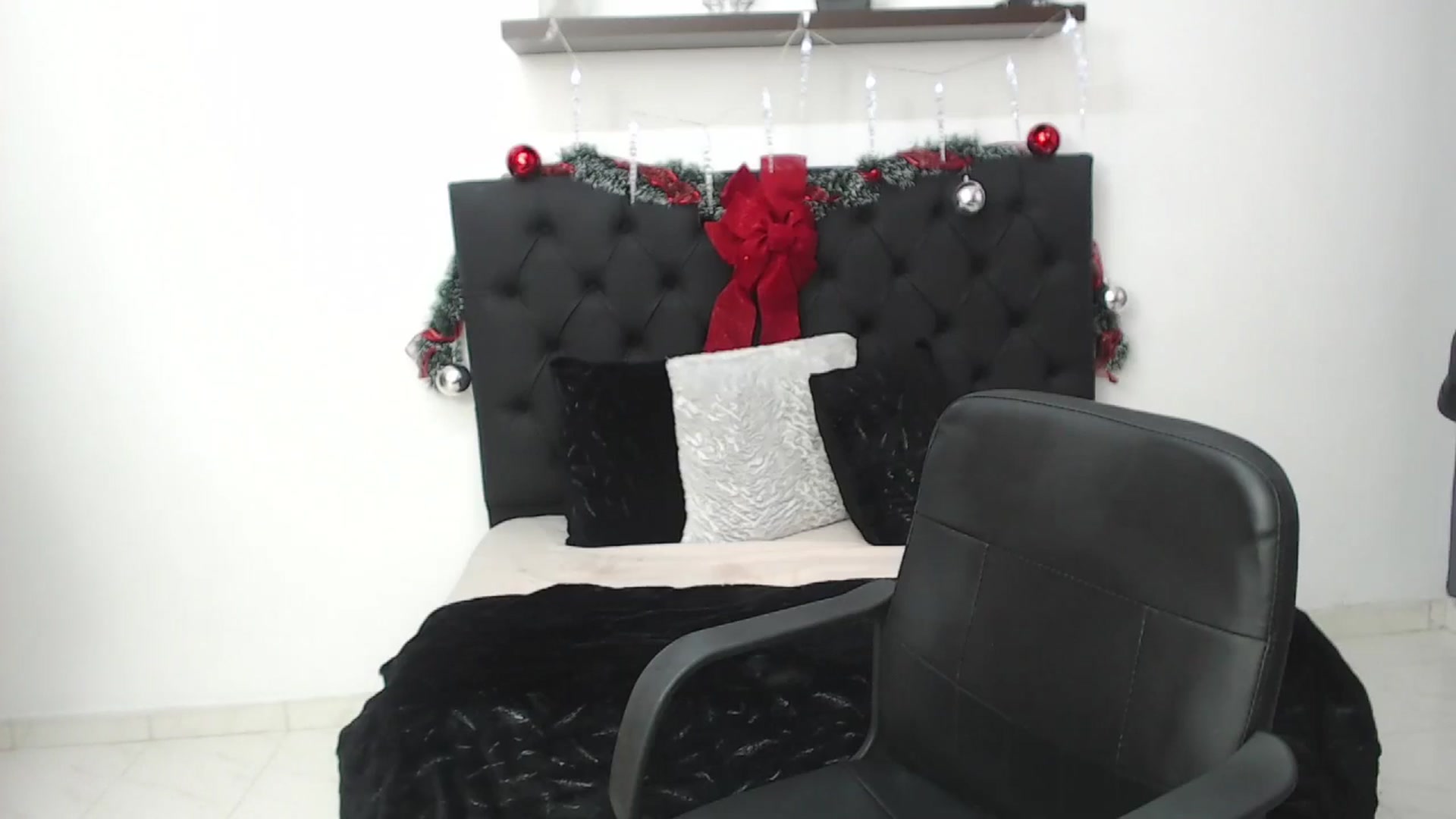 Gallery image thumbnail from CamilleDucan's myfreecams stream on, 12/27/2024, 19:00 image 7 of 20