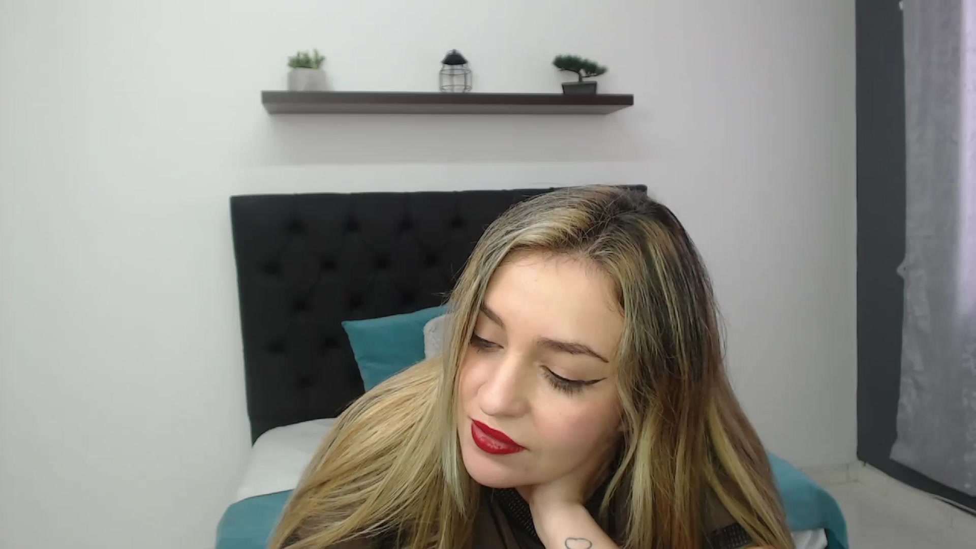 Gallery image thumbnail from CamilleDucan's myfreecams stream on, 01/09/2025, 16:33 image 13 of 20