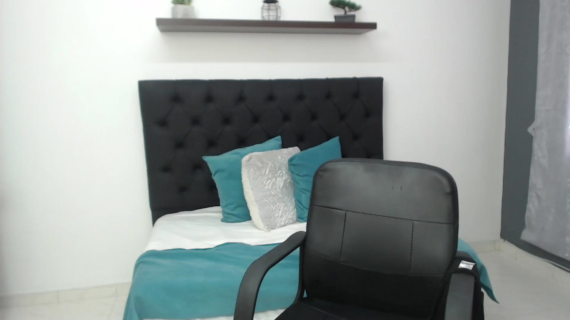 Gallery image thumbnail from CamilleDucan's myfreecams stream on, 01/10/2025, 18:53 image 3 of 20
