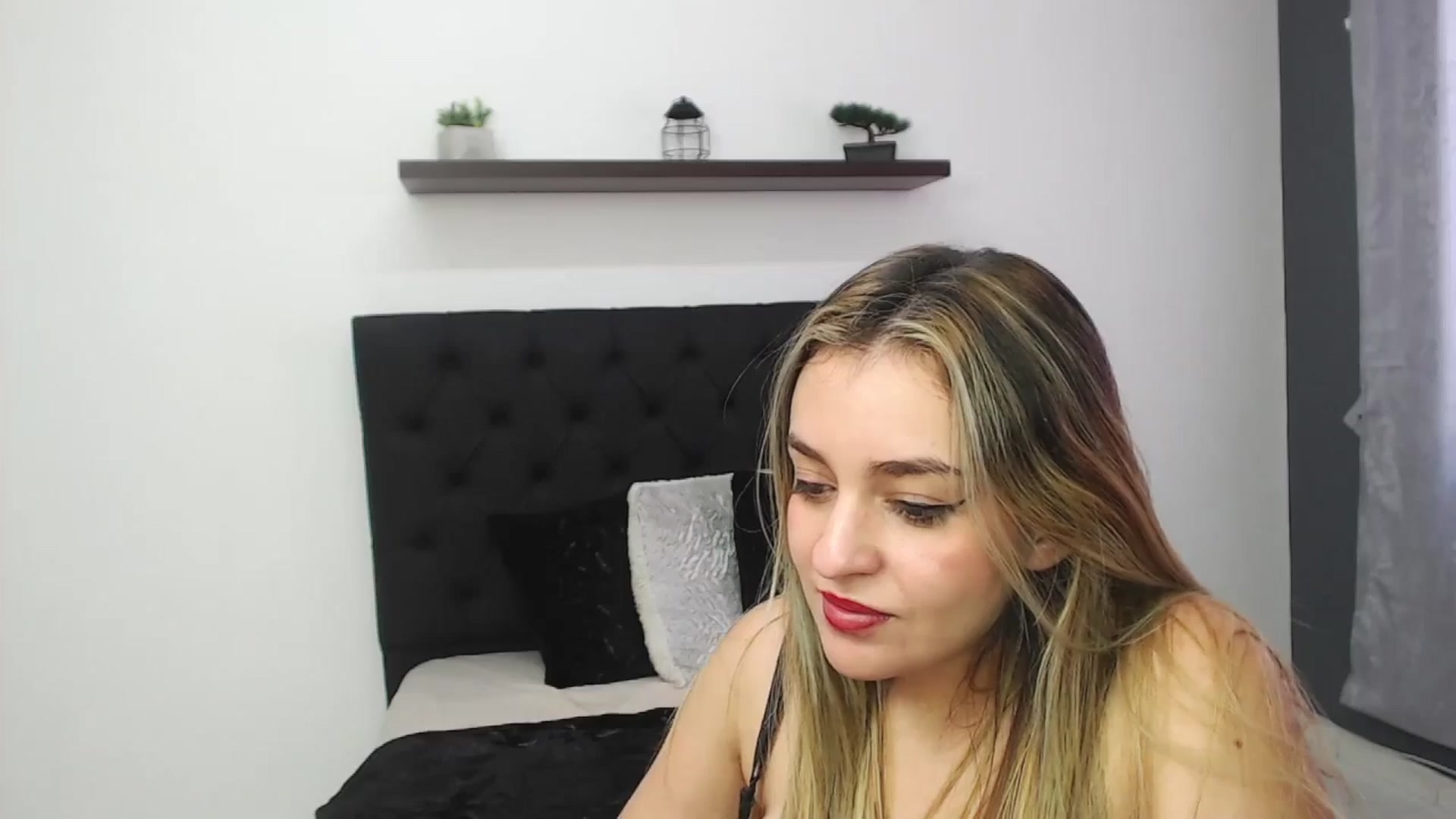 Gallery image thumbnail from CamilleDucan's myfreecams stream on, 01/13/2025, 17:00 image 15 of 20