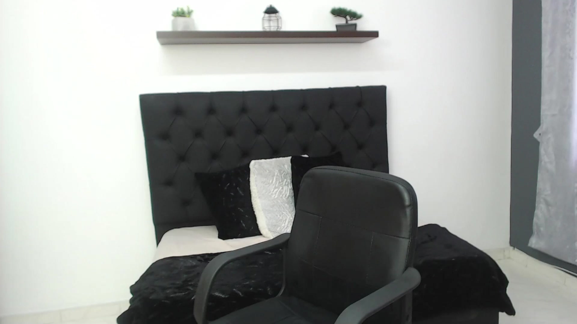 Gallery image thumbnail from CamilleDucan's myfreecams stream on, 01/13/2025, 18:58 image 7 of 20