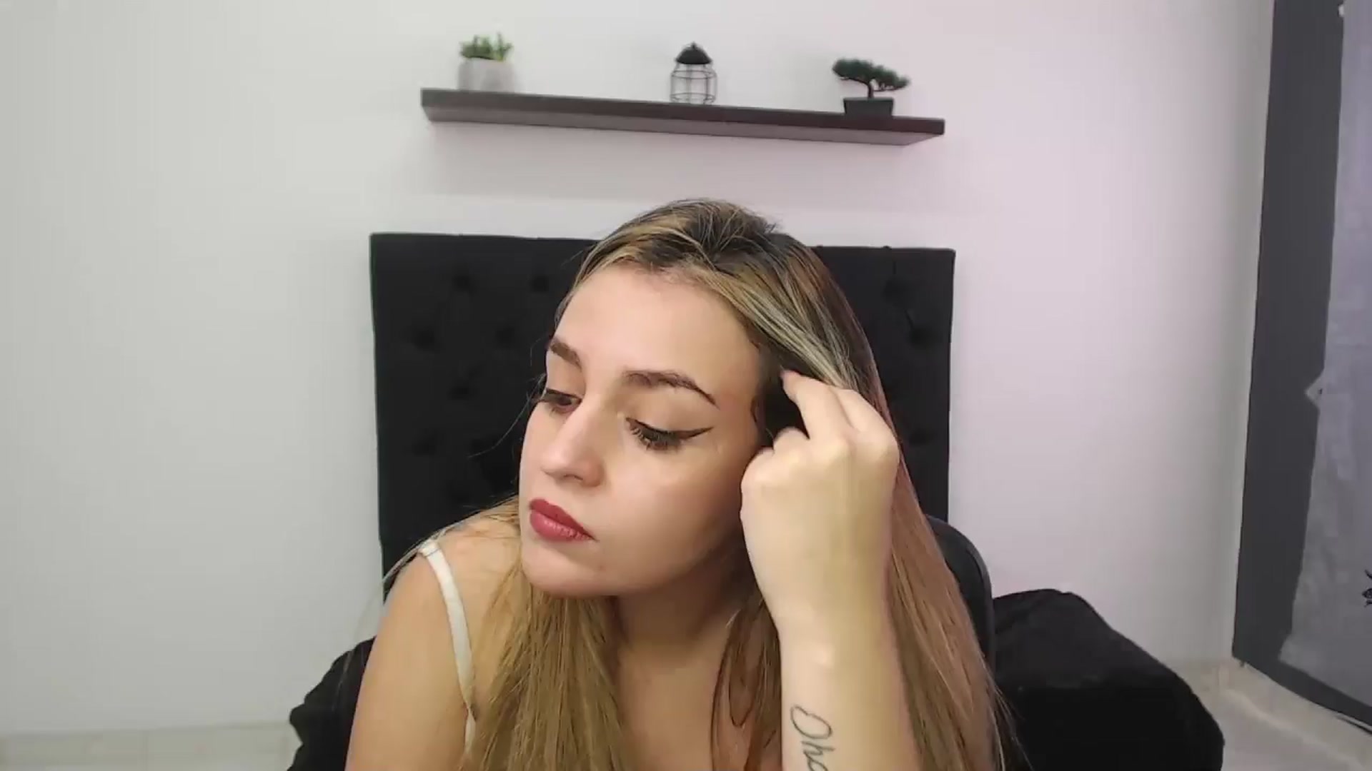 Gallery image thumbnail from CamilleDucan's myfreecams stream on, 01/16/2025, 18:46 image 19 of 20