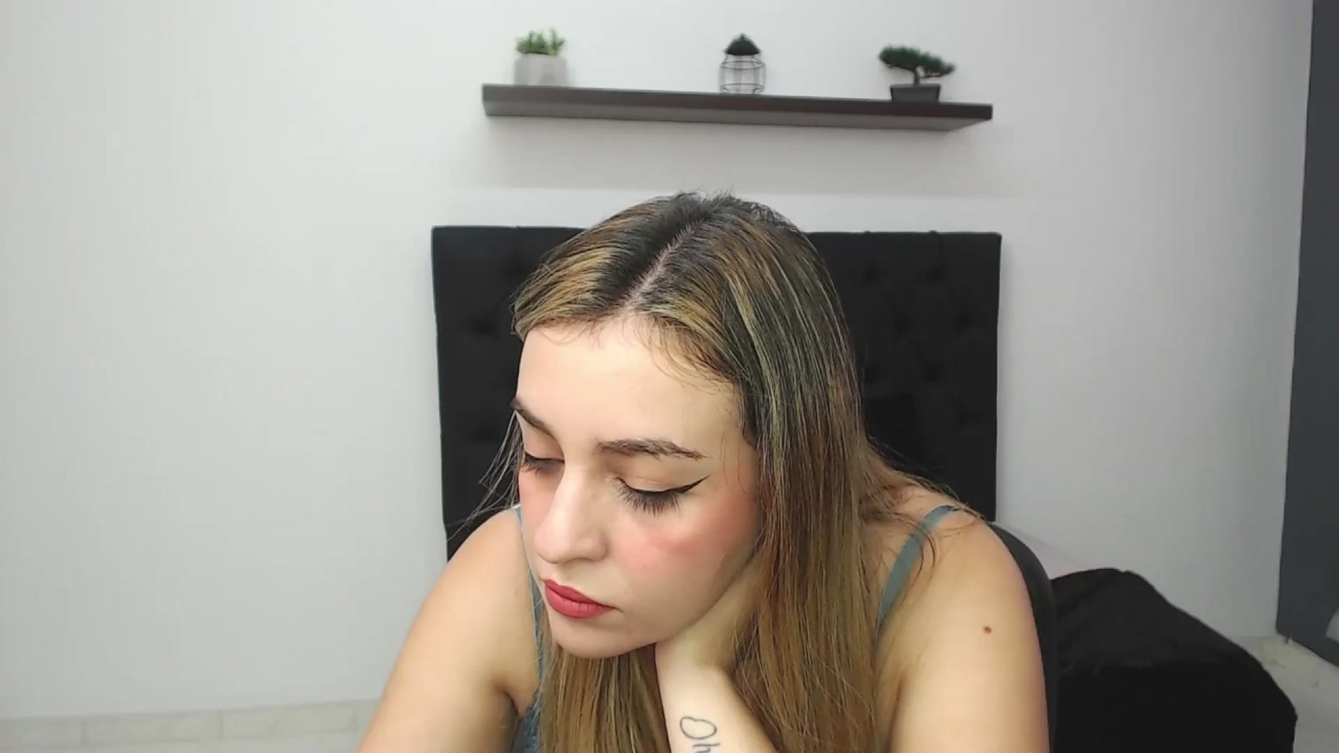 Gallery image thumbnail from CamilleDucan's myfreecams stream on, 01/17/2025, 13:56 image 14 of 20