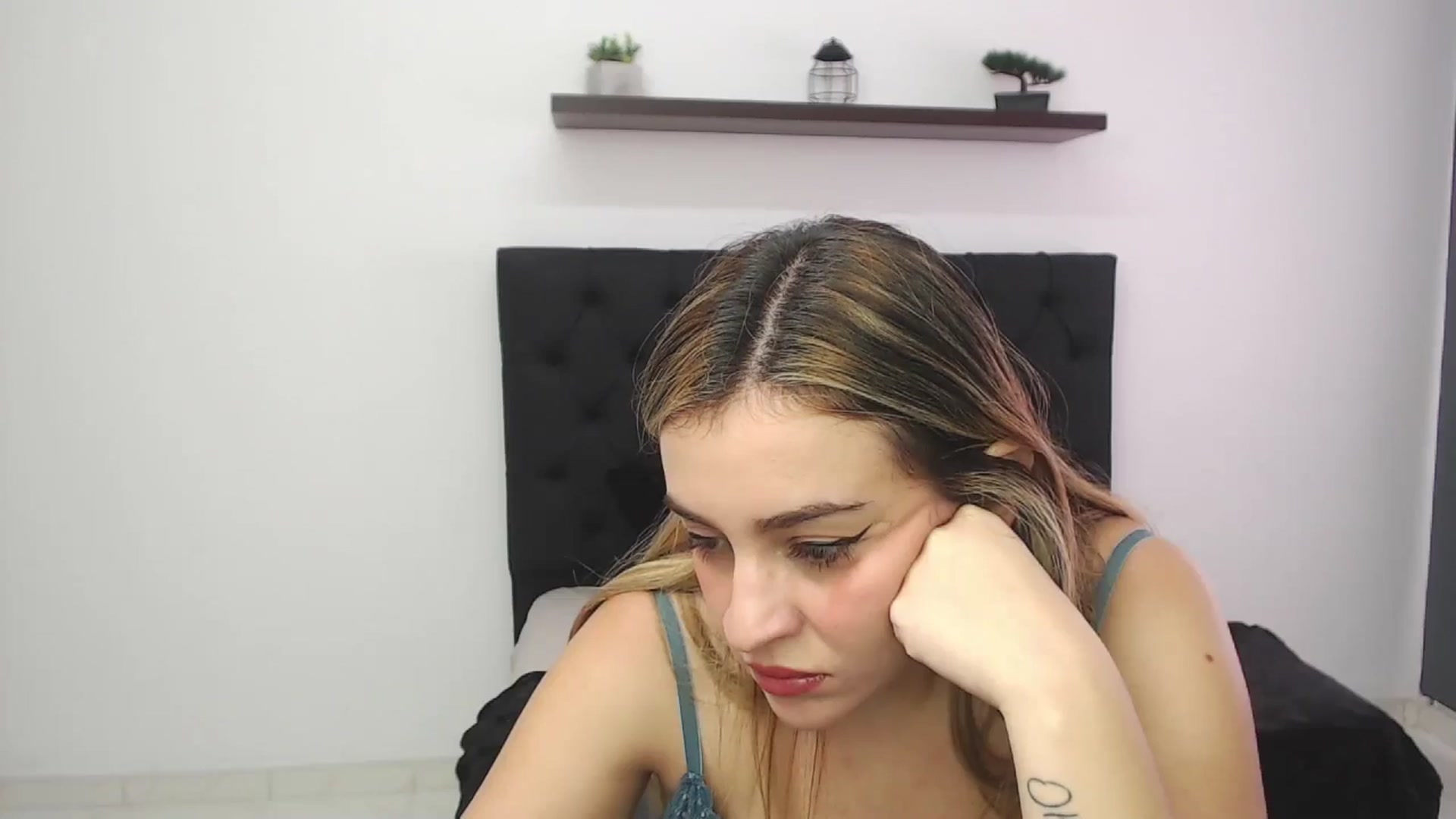 Gallery image thumbnail from CamilleDucan's myfreecams stream on, 01/17/2025, 15:44 image 10 of 20