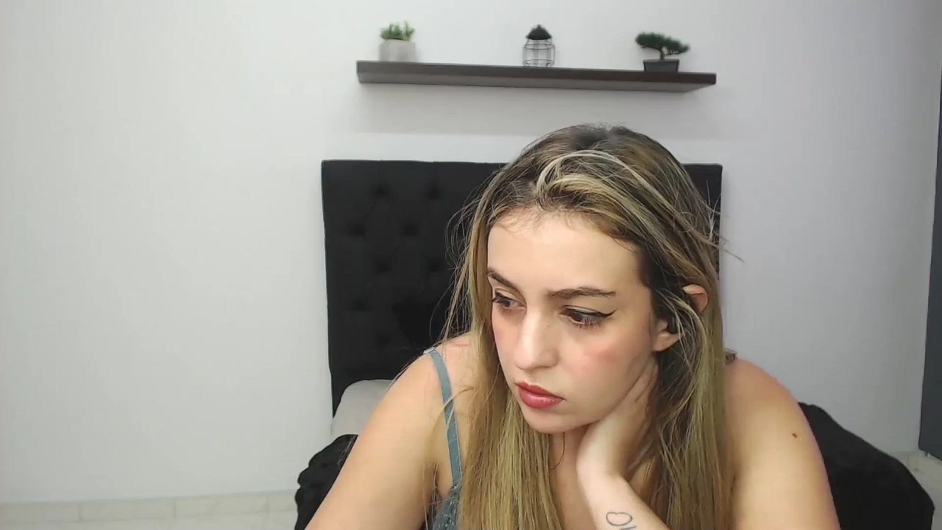 Gallery image thumbnail from CamilleDucan's myfreecams stream on, 01/17/2025, 16:21 image 7 of 20