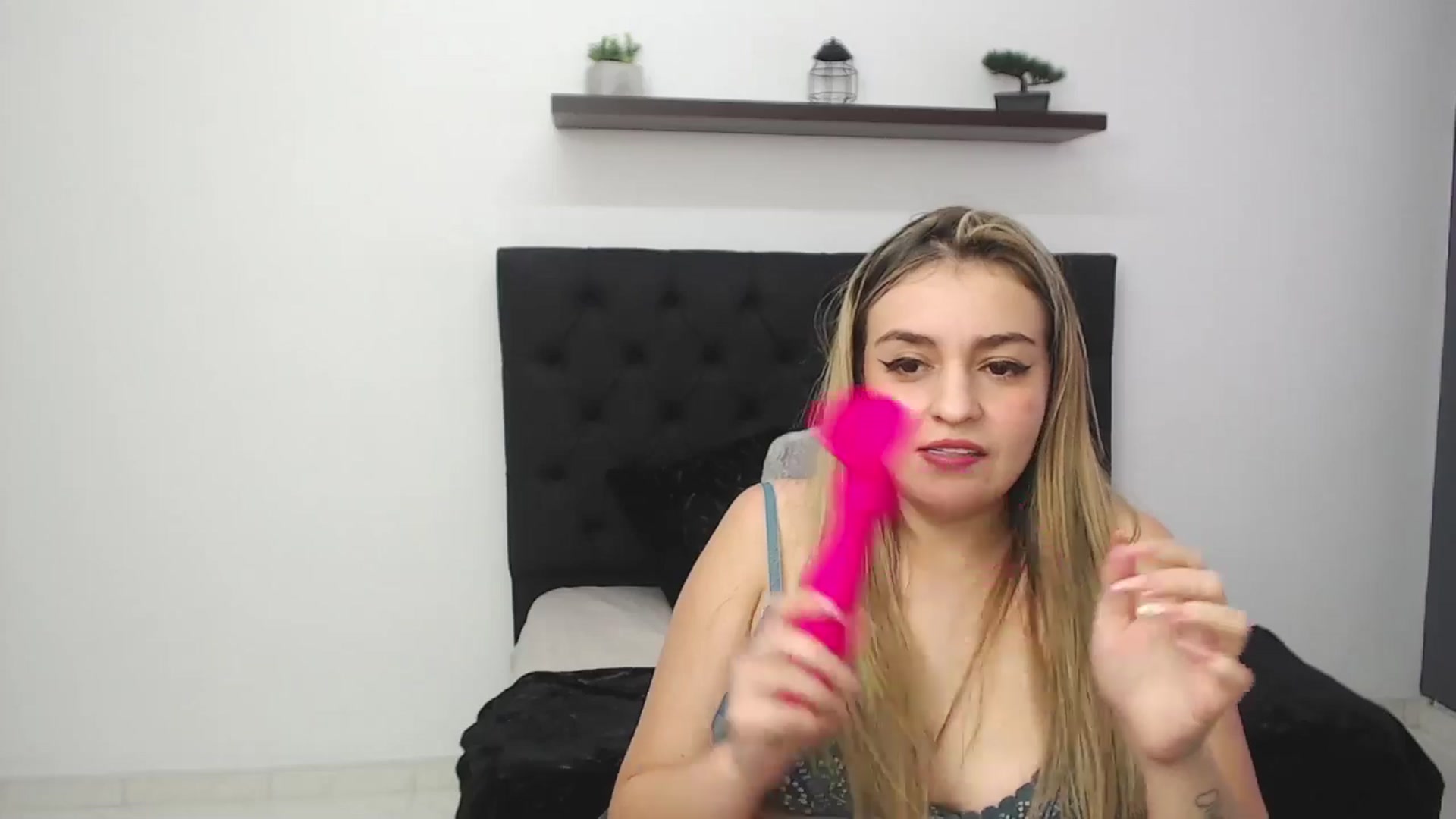 Gallery image thumbnail from CamilleDucan's myfreecams stream on, 01/17/2025, 16:21 image 18 of 20