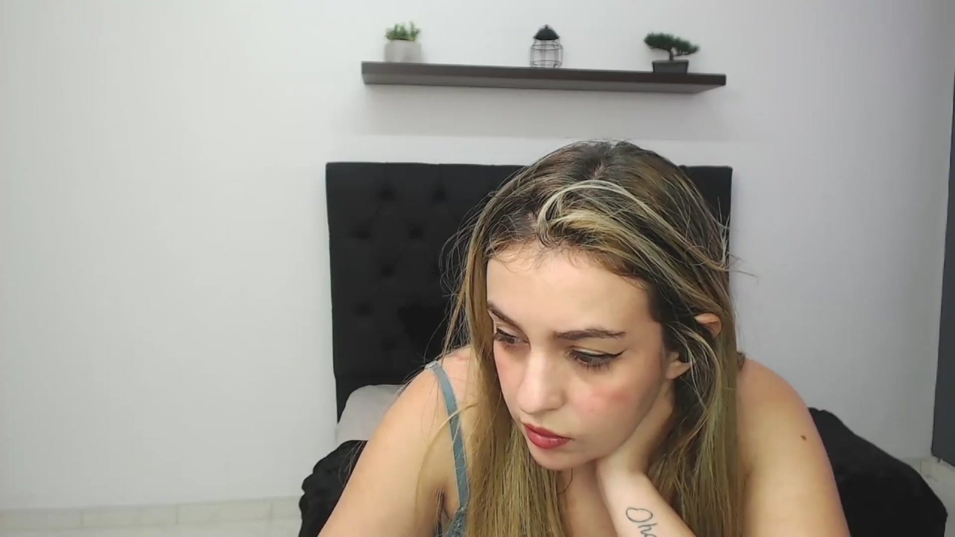Gallery image thumbnail from CamilleDucan's myfreecams stream on, 01/17/2025, 16:21 image 6 of 20