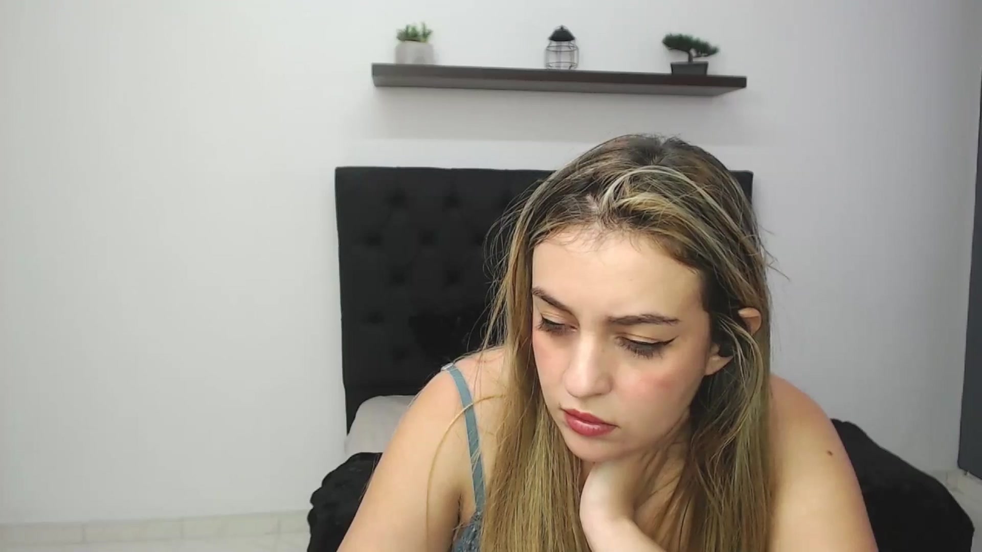 Gallery image thumbnail from CamilleDucan's myfreecams stream on, 01/17/2025, 16:21 image 5 of 20