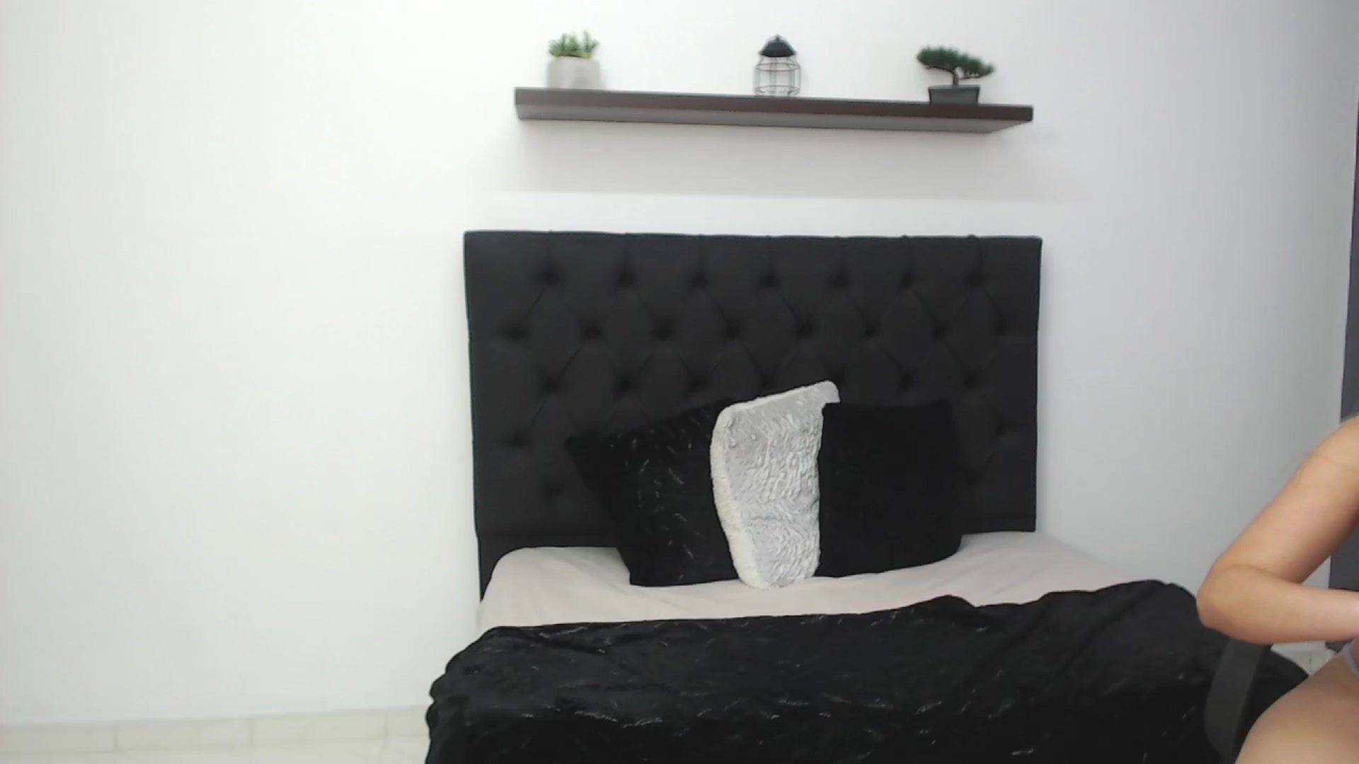 Gallery image thumbnail from CamilleDucan's myfreecams stream on, 01/17/2025, 16:21 image 1 of 20