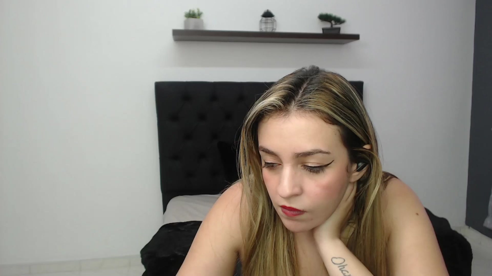 Gallery image thumbnail from CamilleDucan's myfreecams stream on, 01/18/2025, 15:56 image 4 of 20
