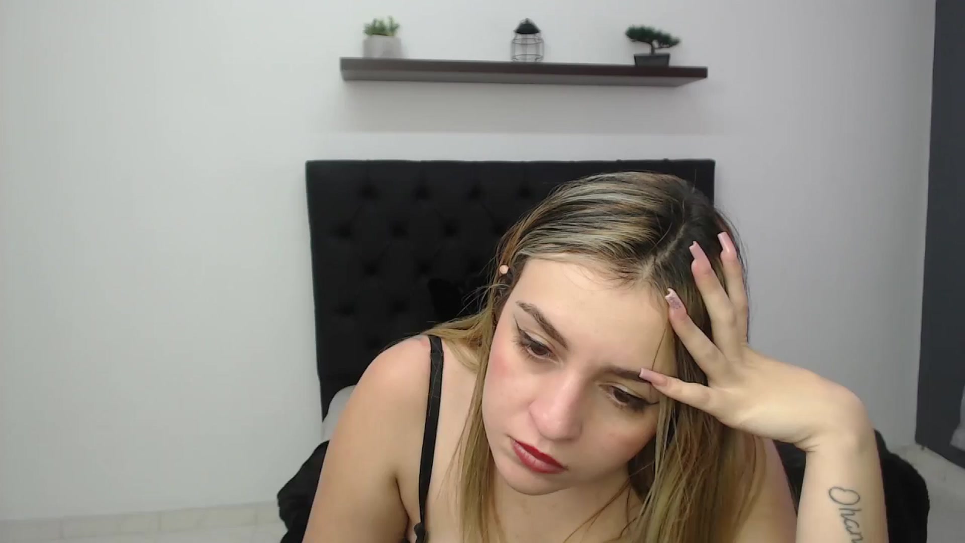 Gallery image thumbnail from CamilleDucan's myfreecams stream on, 01/18/2025, 16:37 image 7 of 20