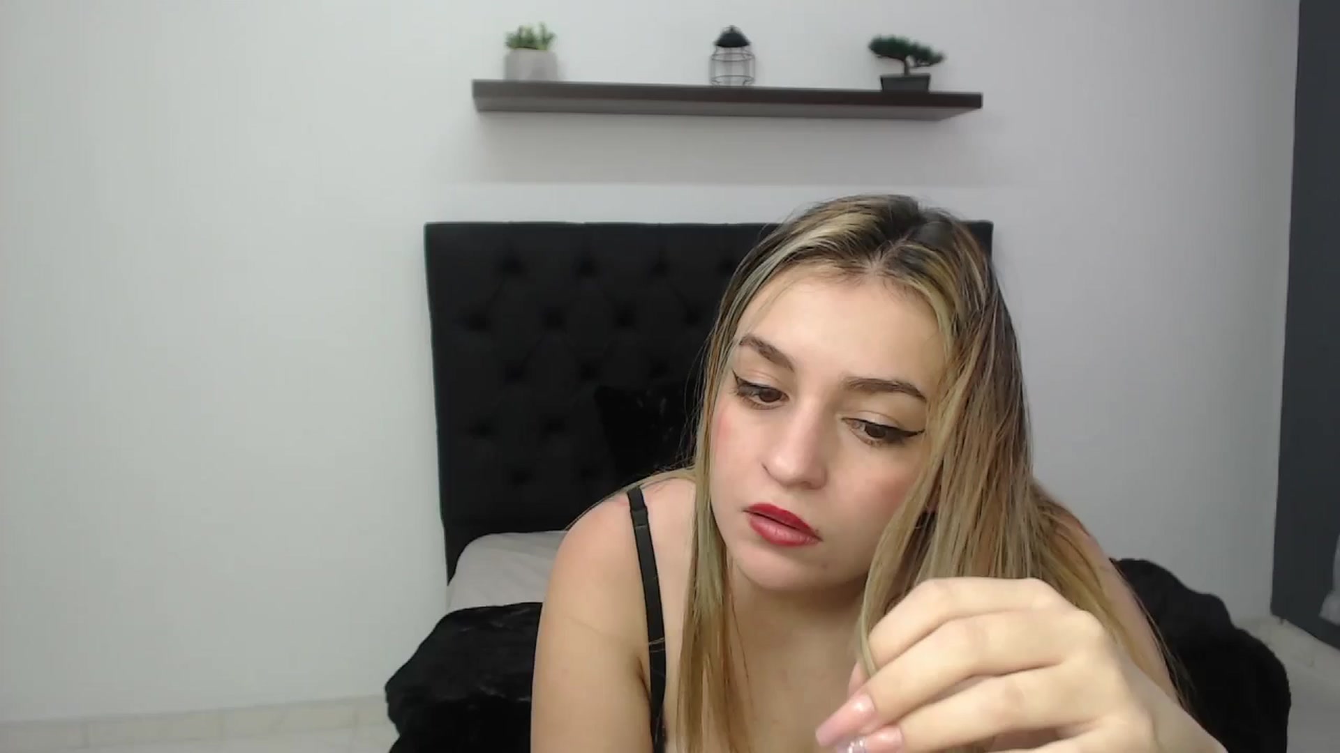 Gallery image thumbnail from CamilleDucan's myfreecams stream on, 01/18/2025, 16:37 image 6 of 20