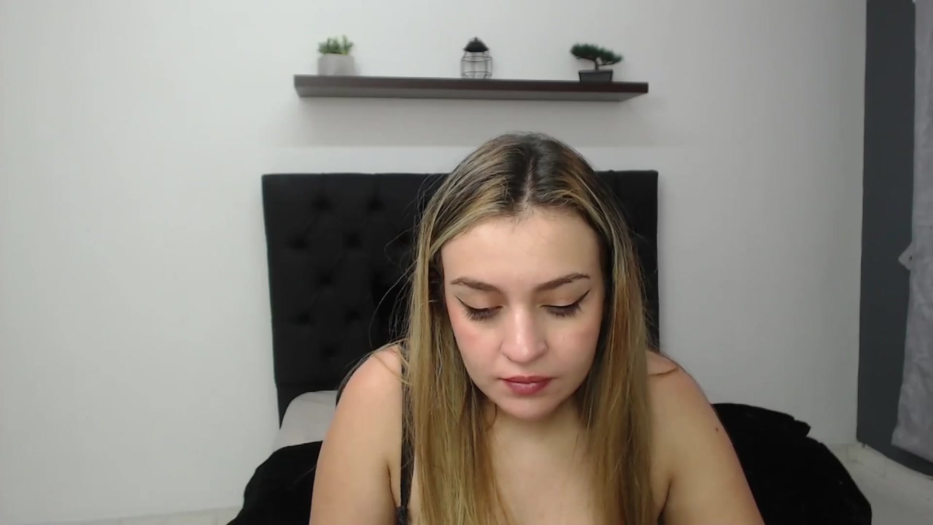 Gallery image thumbnail from CamilleDucan's myfreecams stream on, 01/27/2025, 18:39 image 15 of 20