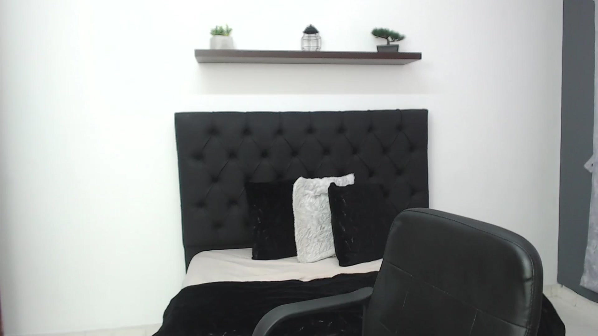 Gallery image thumbnail from CamilleDucan's myfreecams stream on, 01/28/2025, 17:59 image 19 of 20