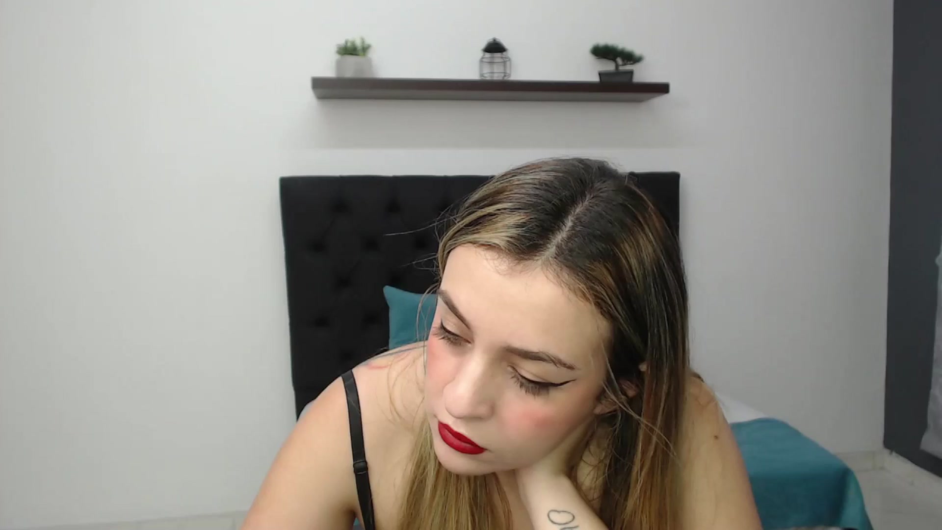 Gallery image thumbnail from CamilleDucan's myfreecams stream on, 02/04/2025, 14:12 image 9 of 20